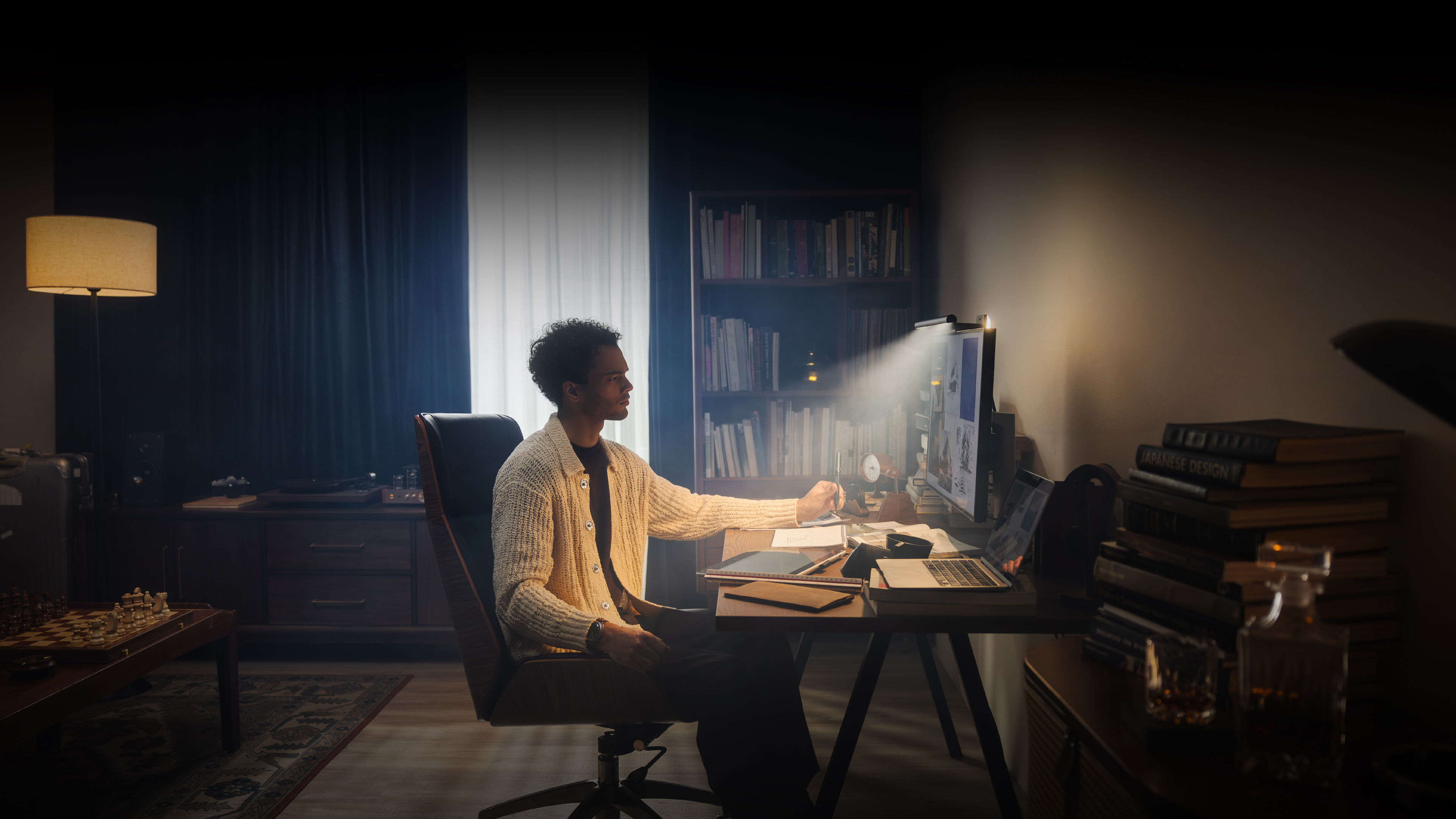 BenQ monitor light bar | Desk Lighting for Professionals
