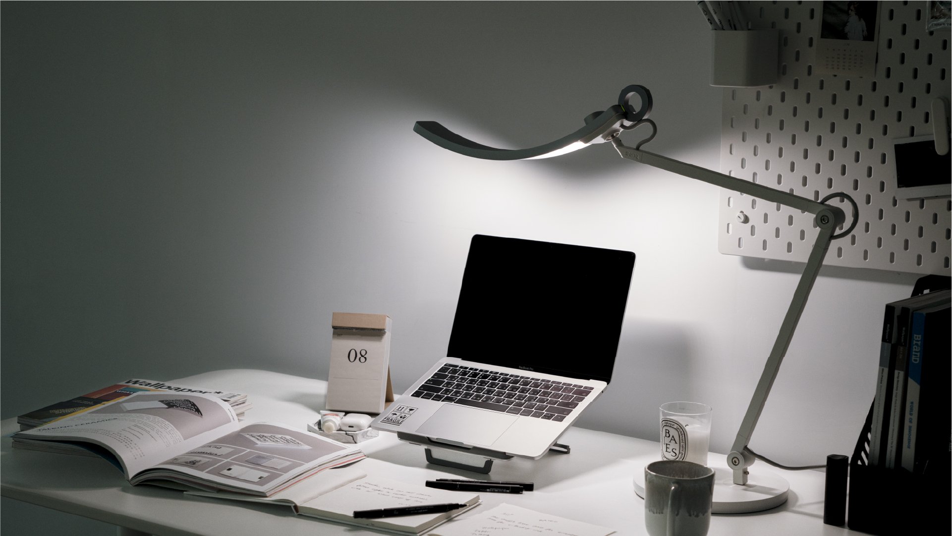 laptop with e-reading lamp
