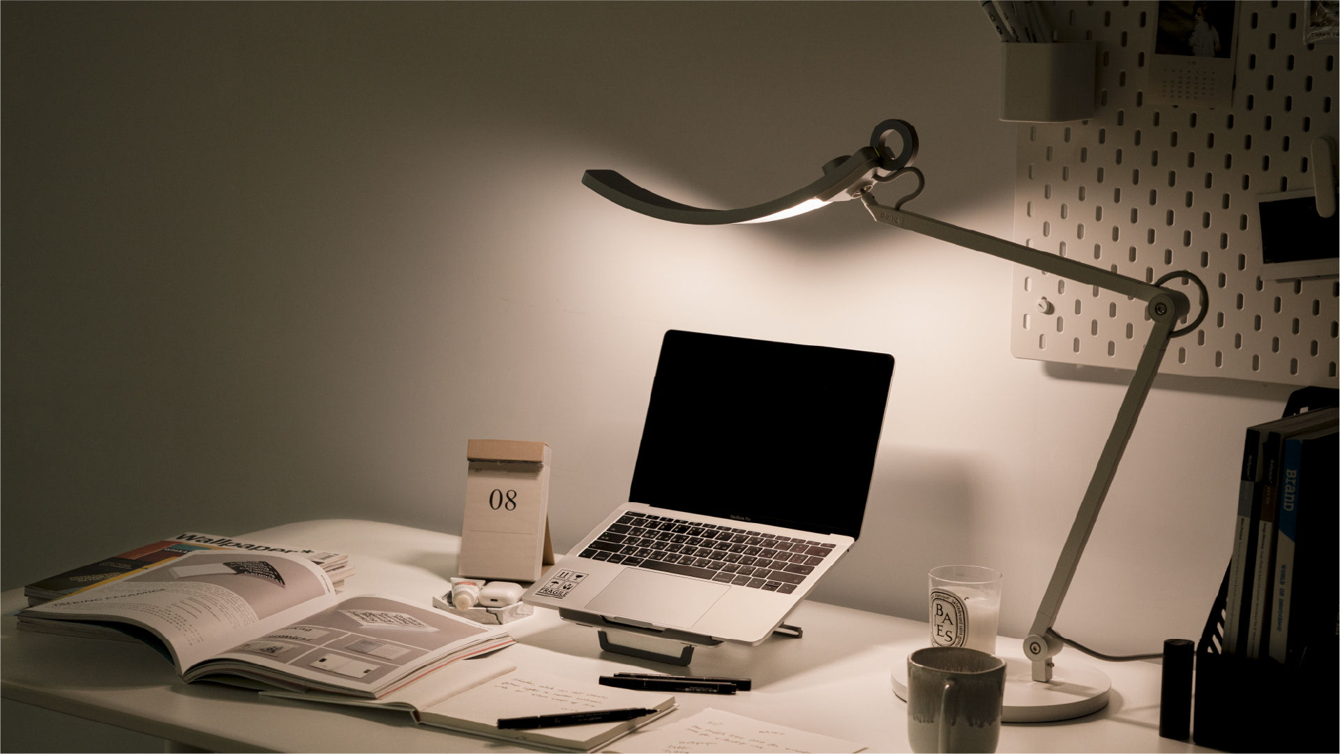 BenQ e-Reading Desk Lamp provides color-tuned lights with different intensity to build your circadian lighting.