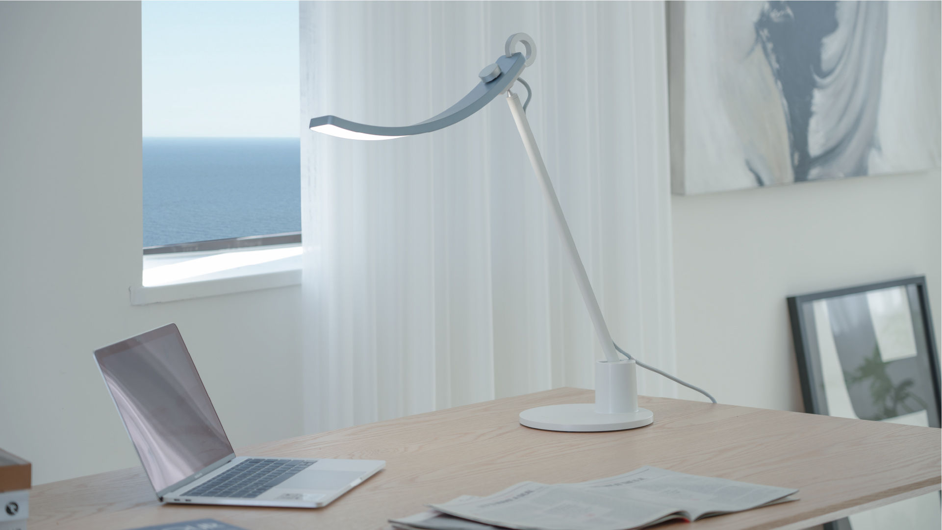 Desk lamp to reduce eye outlet strain