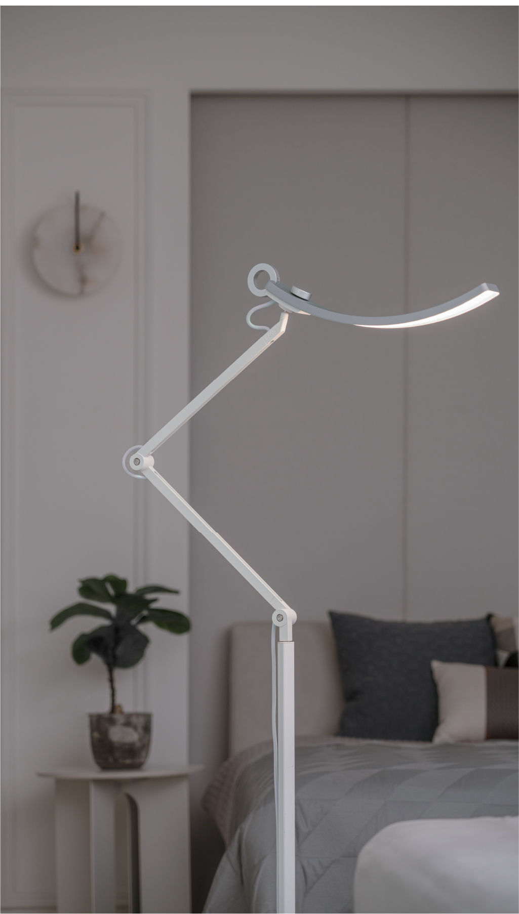 Floor lamp for reading best sale in bed