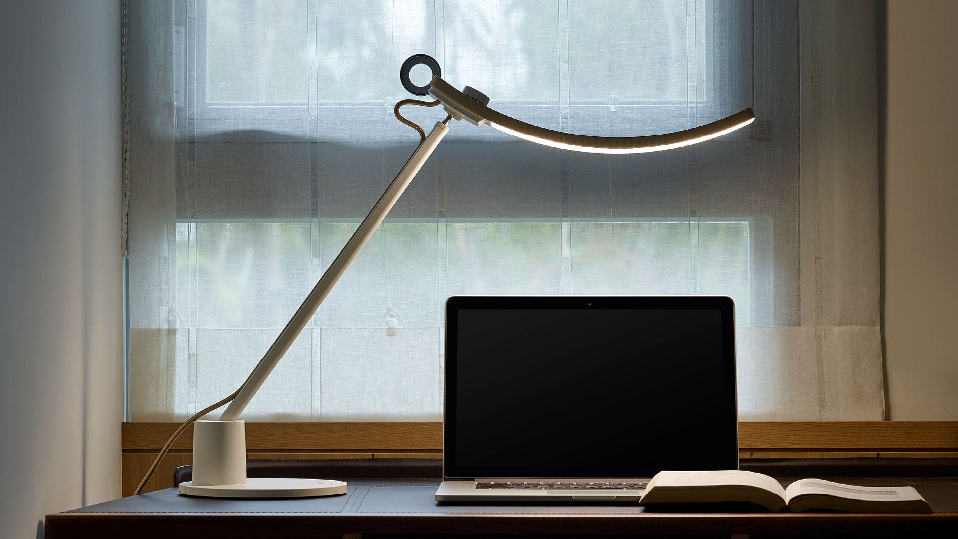 Местное освещение рабочего места. BENQ лампа настольная. BENQ E-reading led Desk Lamp. Лампа для компьютерного стола. Настольная лампа на монитор.