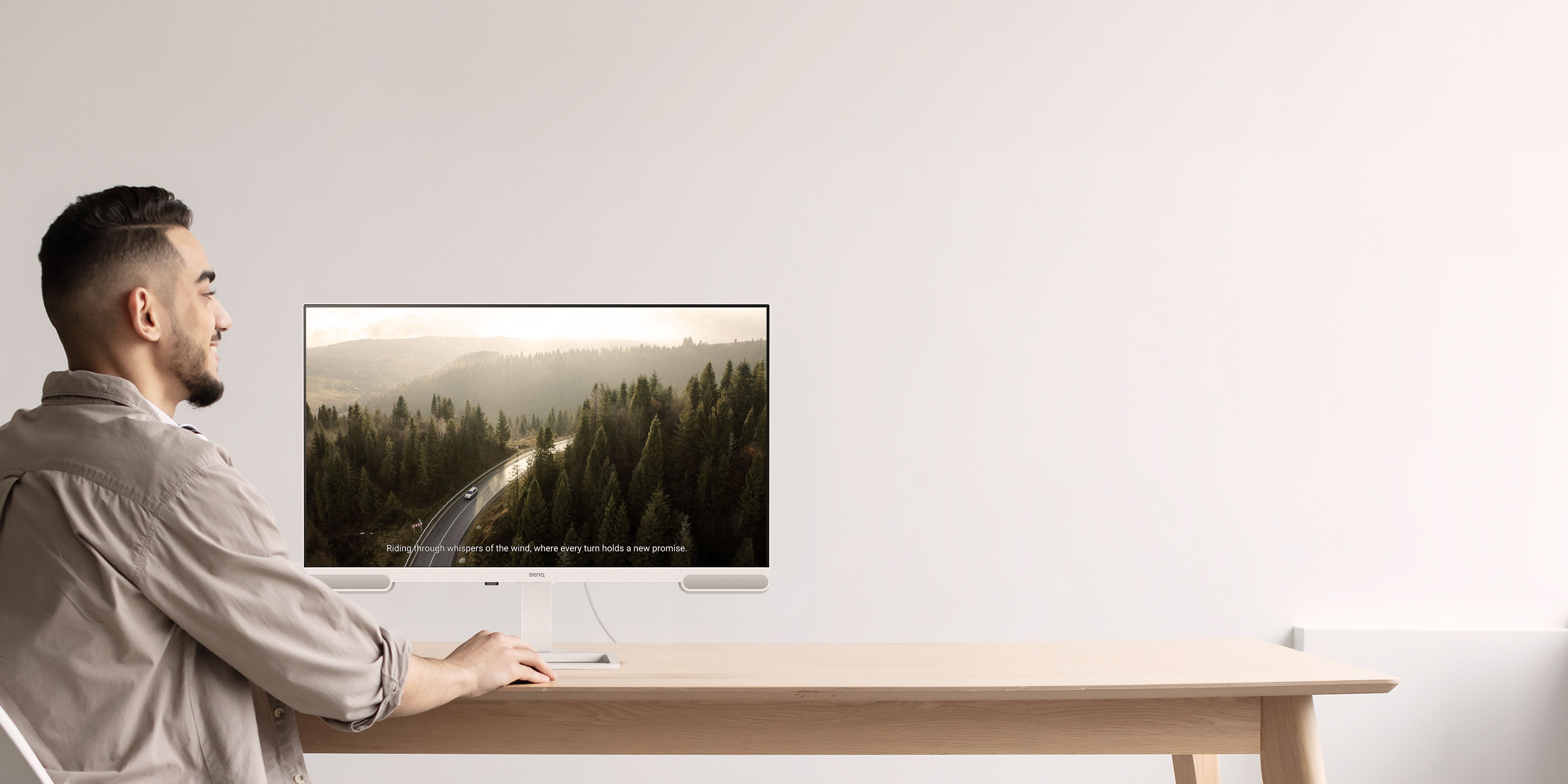 BenQ EW3290U features a Low Blue Light panel designed to reduce eye strain, ensuring your personal moments remain uninterrupted. Experience unmatched eye comfort with our Brightness Intelligence Gen2, which dynamically adjusts screen brightness and color temperature based on ambient lighting. 