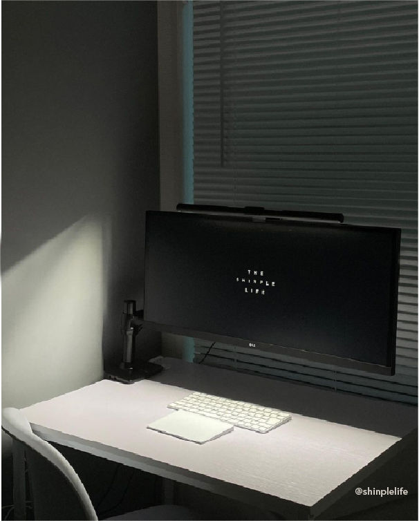 BenQ ScreenBar Lite e-Reading Lampe de bureau LED,variation  automatique,aucun éblouissement,éclairage précis,s'accroche au moniteur