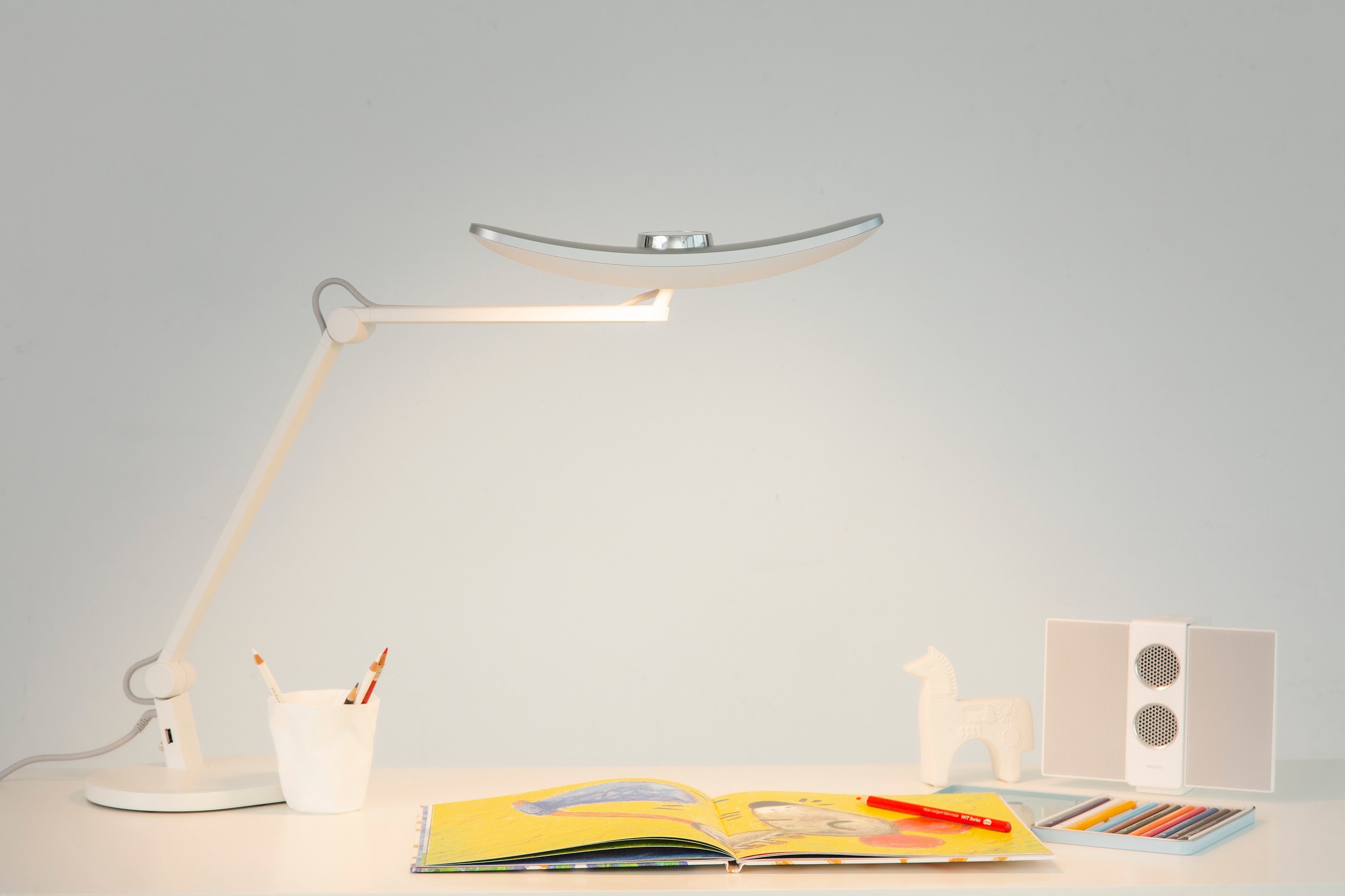 MindDuo study lamp supports adjustable color temperatures from warm light to bright light