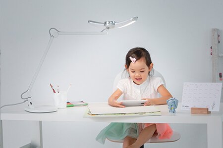 MindDuo study table lamp features screen reading mode when using tablets or laptops