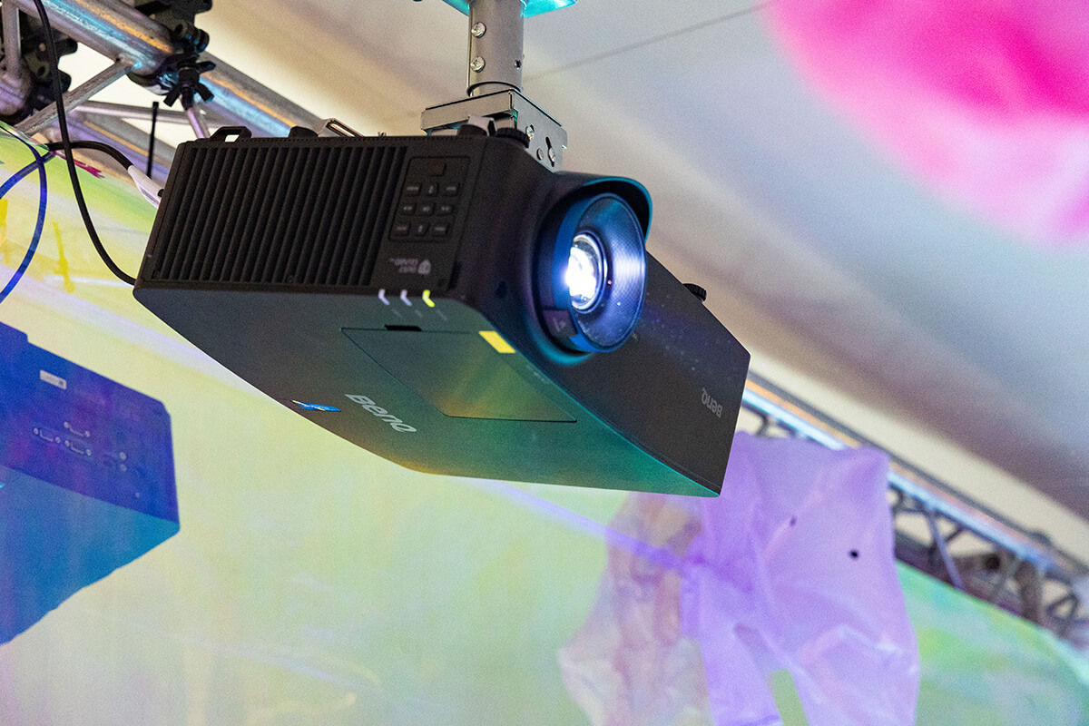 BenQ LU935ST 雷射短焦投影機機身輕巧，安裝方便 © 移動故事屋