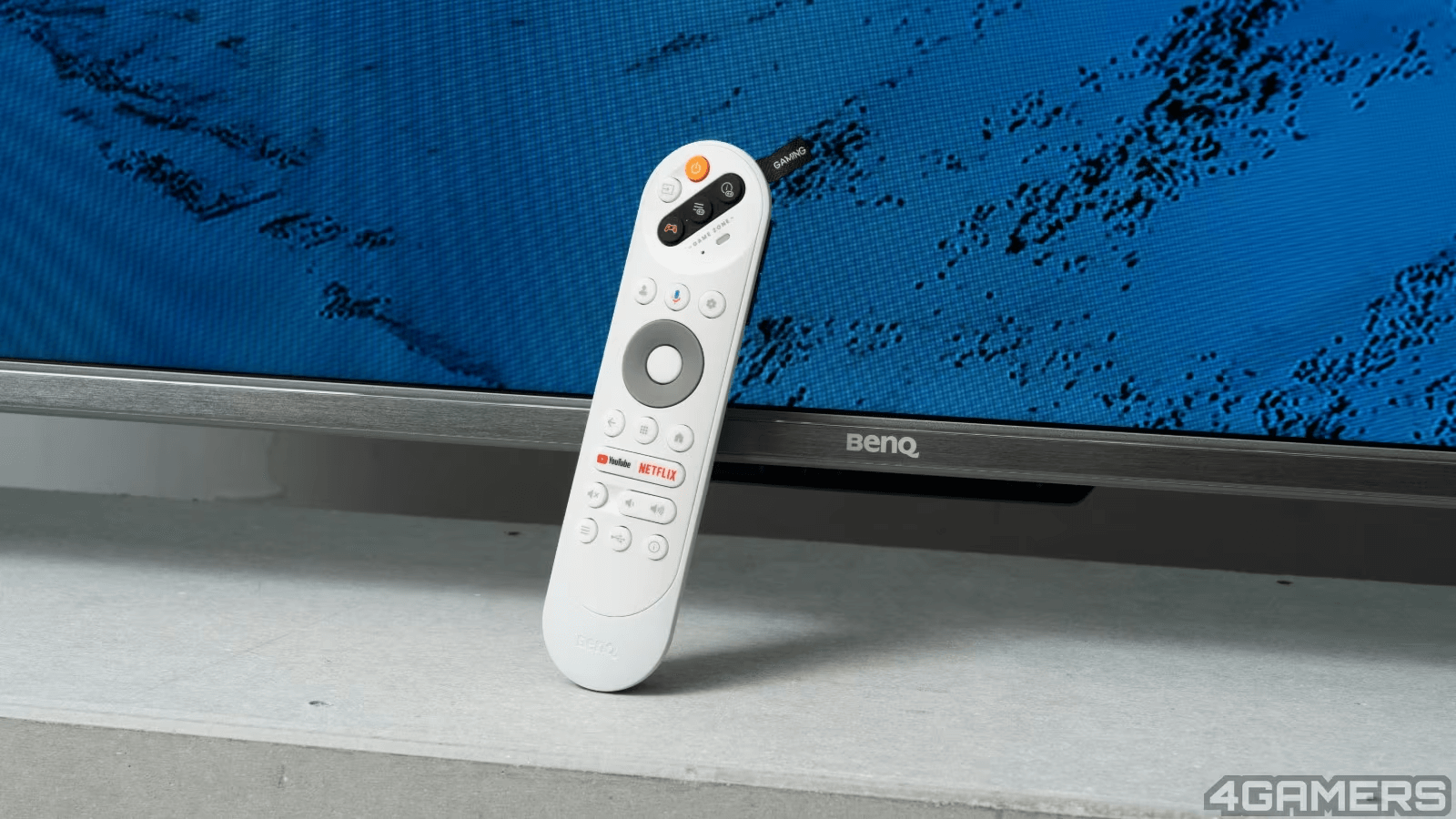 BenQ J-770 的遙控器整合了 Google TV 與遊戲相關的操控功能。