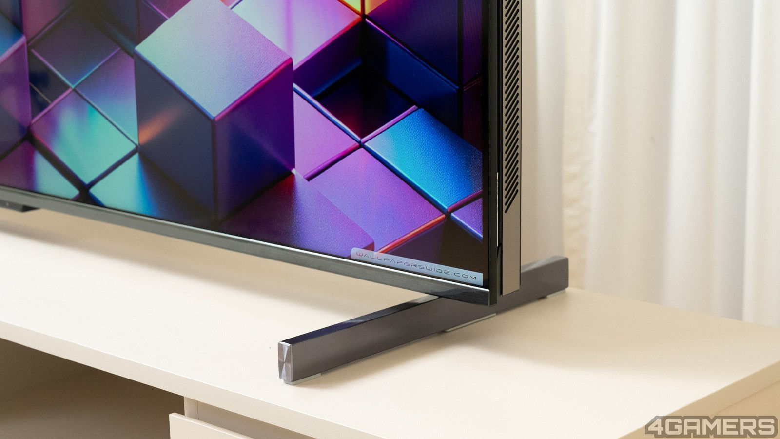 金屬腳座採用左右分離設計，小細節的處理很細膩，呈現出不俗的質感。