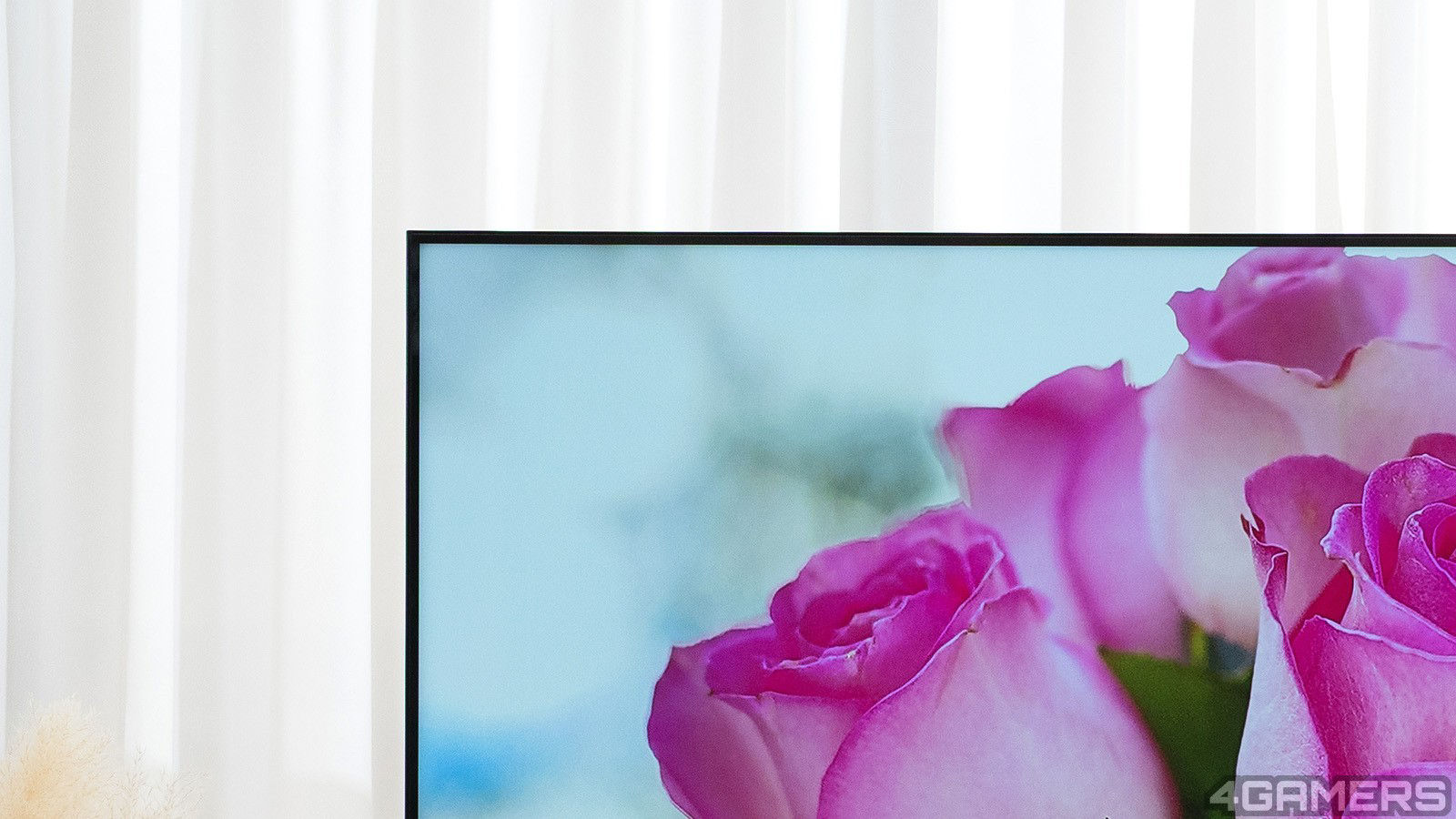 級窄的邊框設計，視覺上讓畫面更為放大。