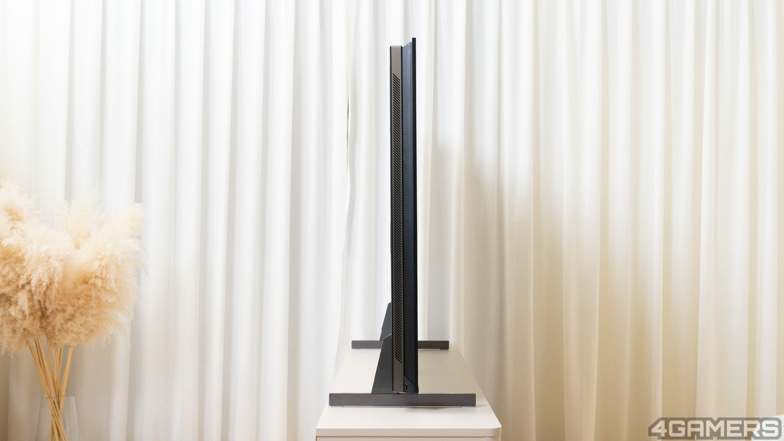 側面來看，內建 2.12 天空聲道喇叭系統的 S-960 機身算是非常纖薄。