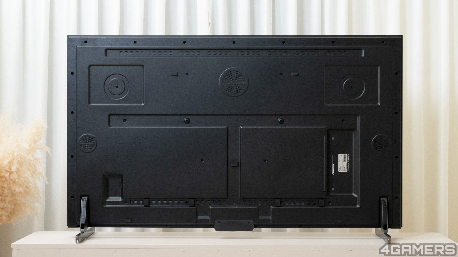 機背設計十分簡潔，中央靠上方與靠左右兩側各有一個喇叭口，I/O 則位於背面靠右側。