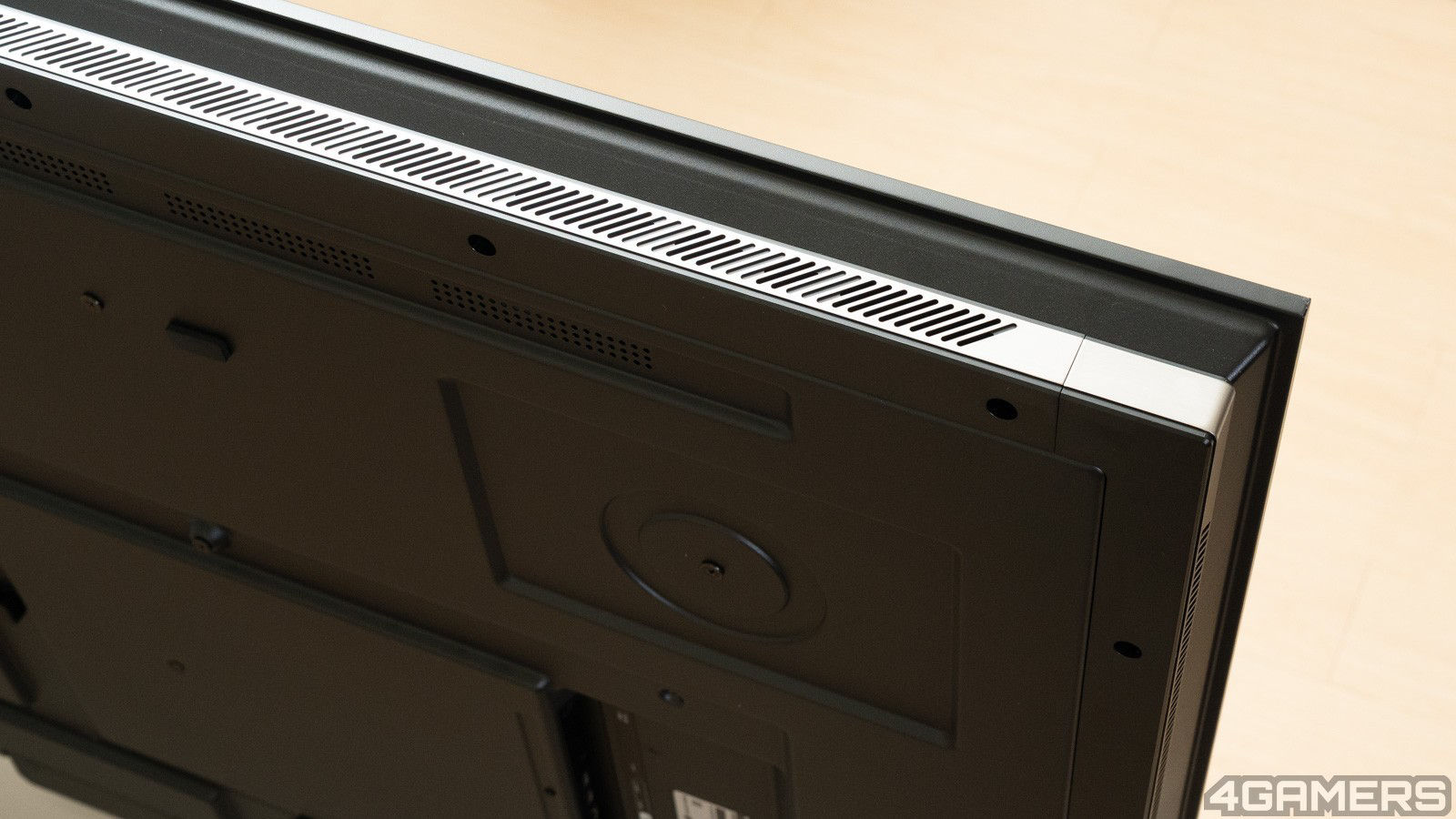 BenQ S-960 天空聲道出音的對應開孔位於機頂。