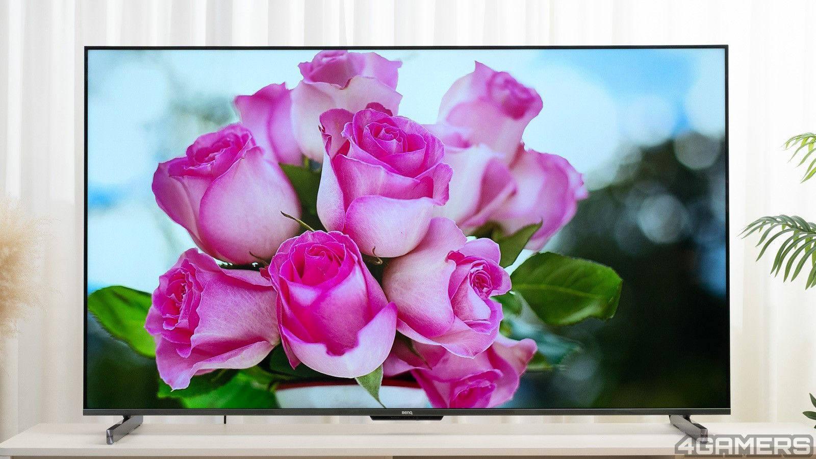 BenQ S-960 搭載 MiniLED 量子點顯示技術，優異的亮度與對比讓色彩呈現極為鮮明。