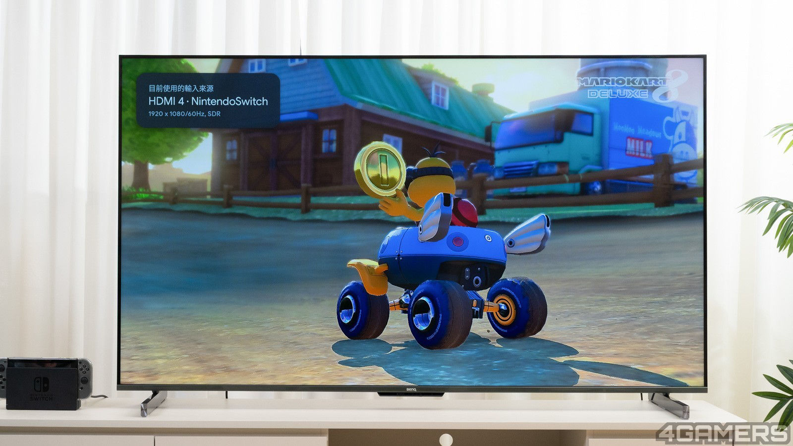 BenQ S-960 支援連接設備自動偵測功能，可顯示對應 HDMI 連接埠主機的名稱與顯示模式，方便快速辨識。