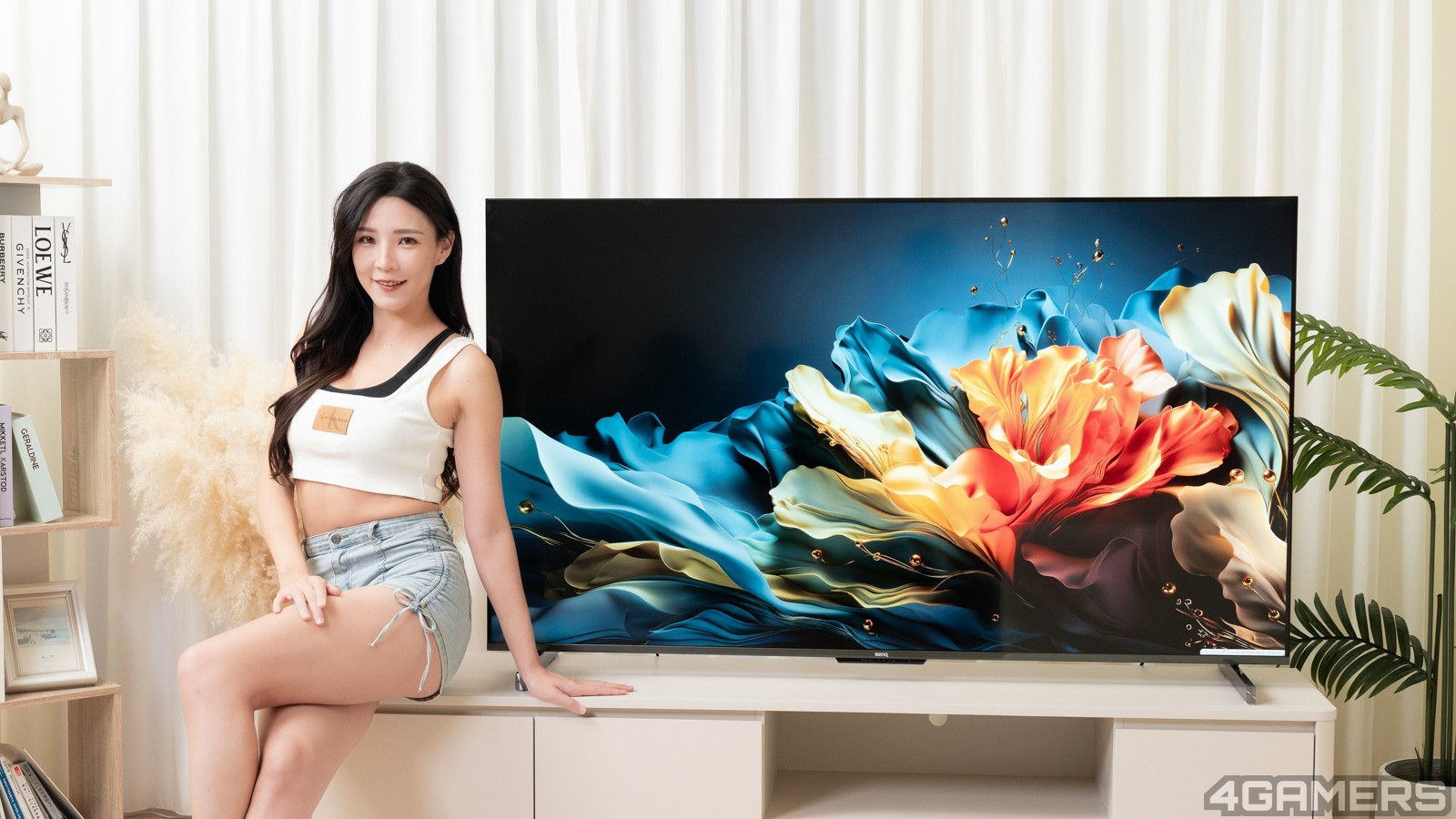 採用 MiniLED 量子點顯示技術的 BenQ S-960，搭配獨家的「AI 畫質演算技術 2.0」更能精準控光並讓影像層次更鮮明。