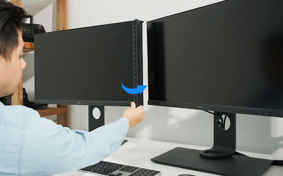 spingere leggermente indietro il monitor sinistro