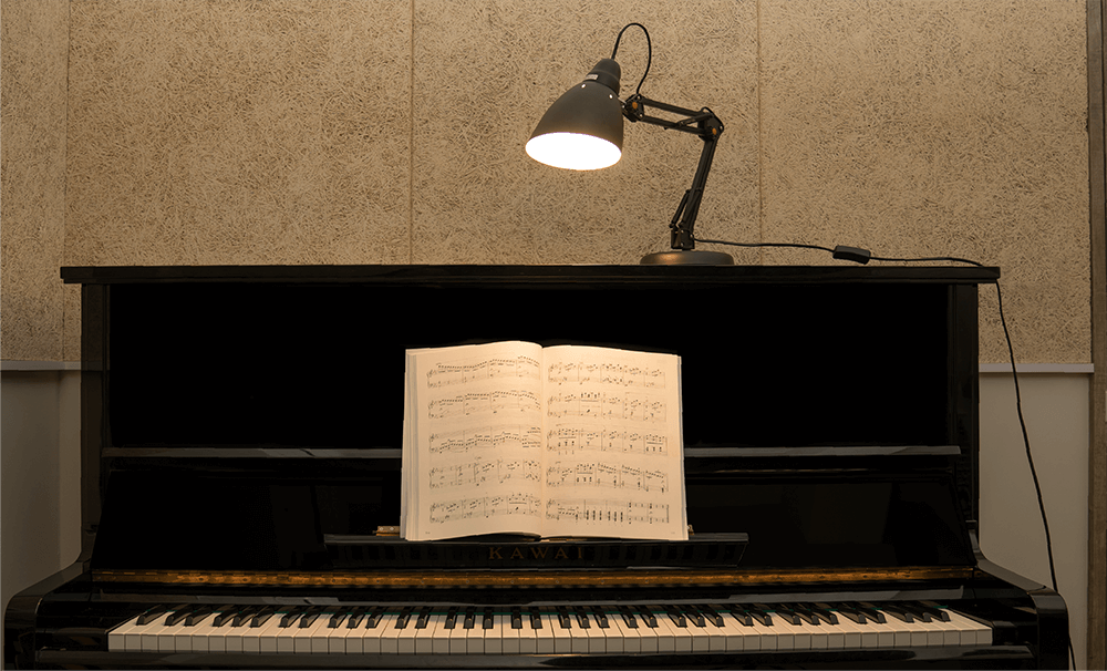 Piano lamps for upright outlet pianos