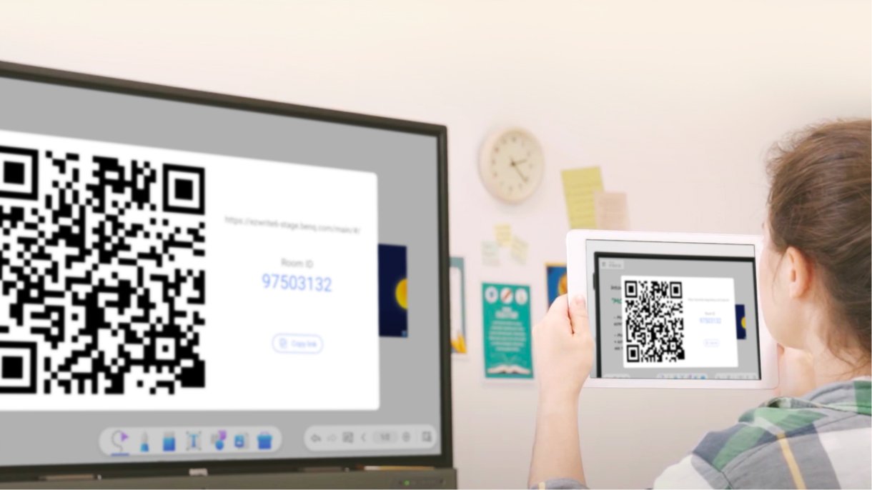 Ein Schüler scannt mit seinem Tablet den QR-Code auf dem interaktiven Display, um sich aus der Ferne mit dem Whiteboard zu verbinden