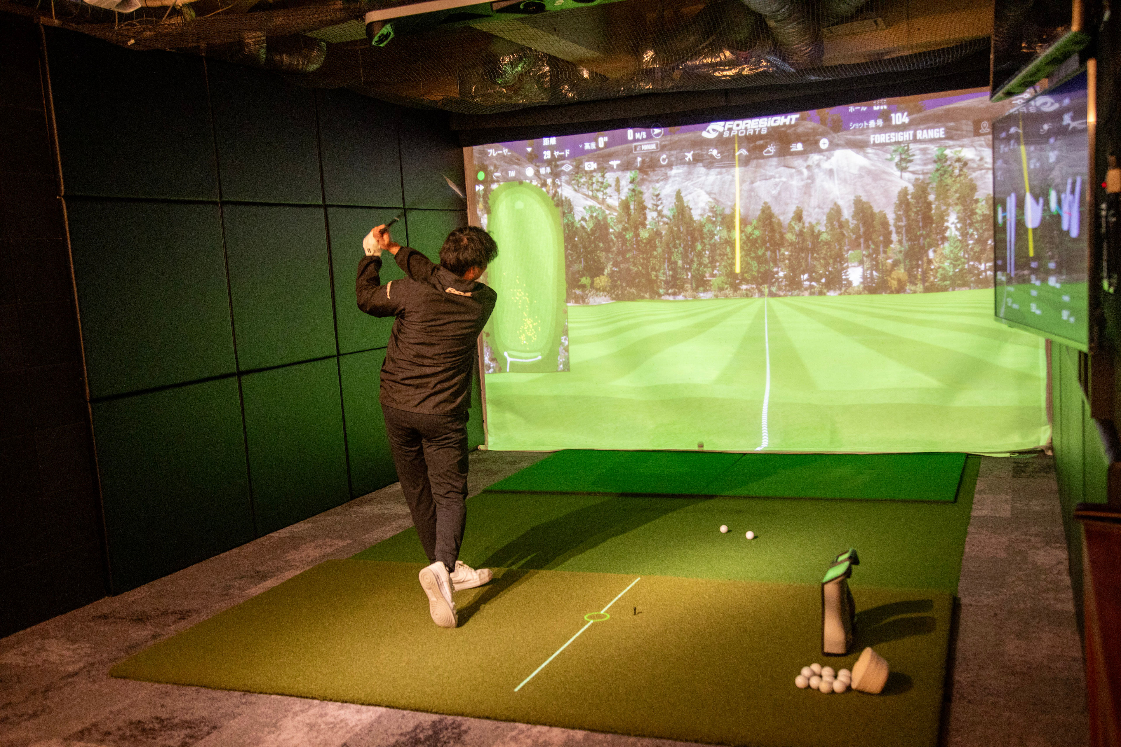 AMPLUS adopts two BenQ golf projectors for its interactive showroom