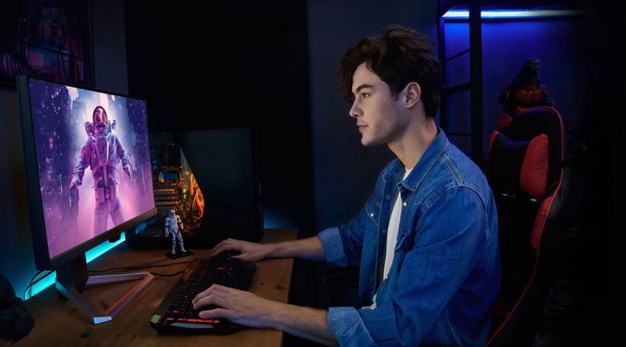 A gamer is playing pc gaming on BenQ gaming monitot EW3280U that comes with 4K resolution and 120hz.