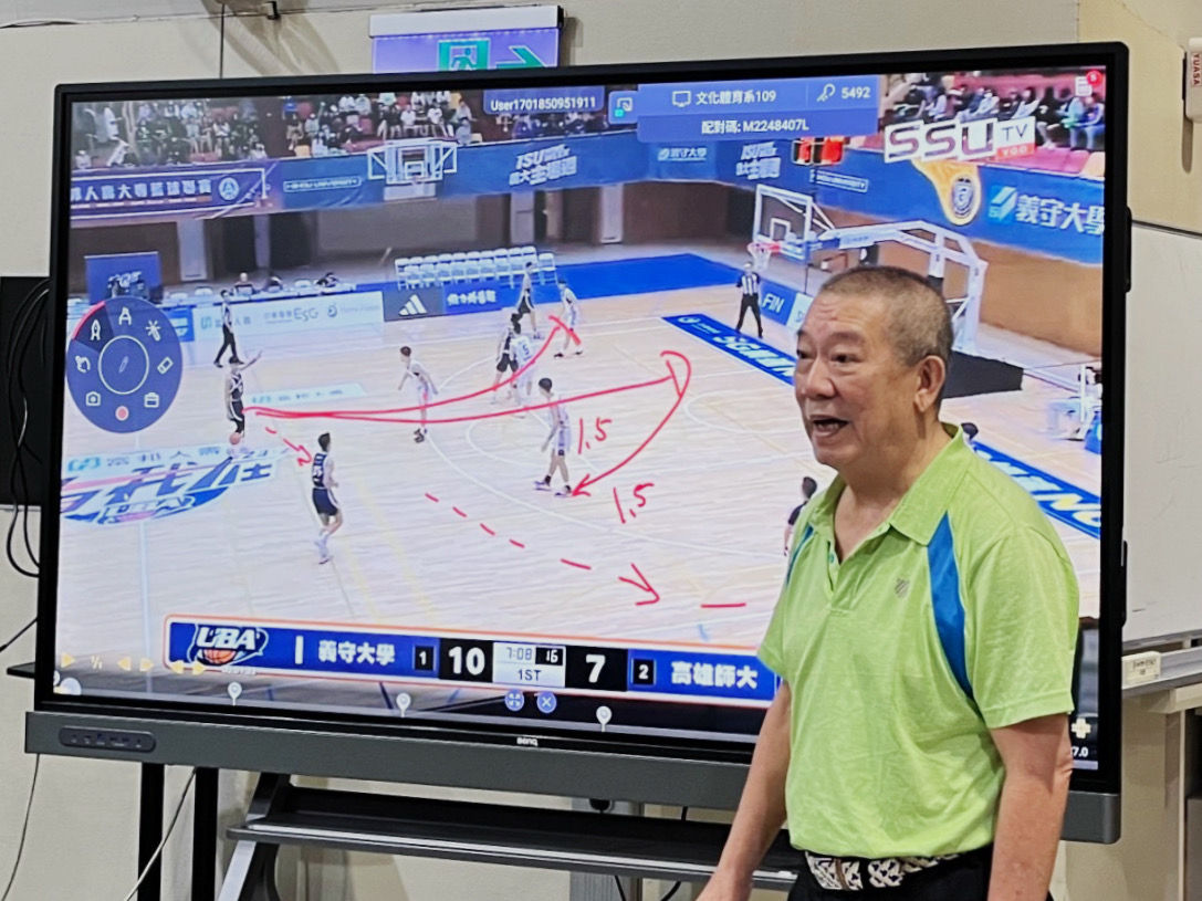 BenQ 大屏內建 EZWrite 6 電子白板書寫軟體，教練和學生可用觸控筆標記動作位置和方向，精確分析和調整戰術，確保直觀具體的講解。