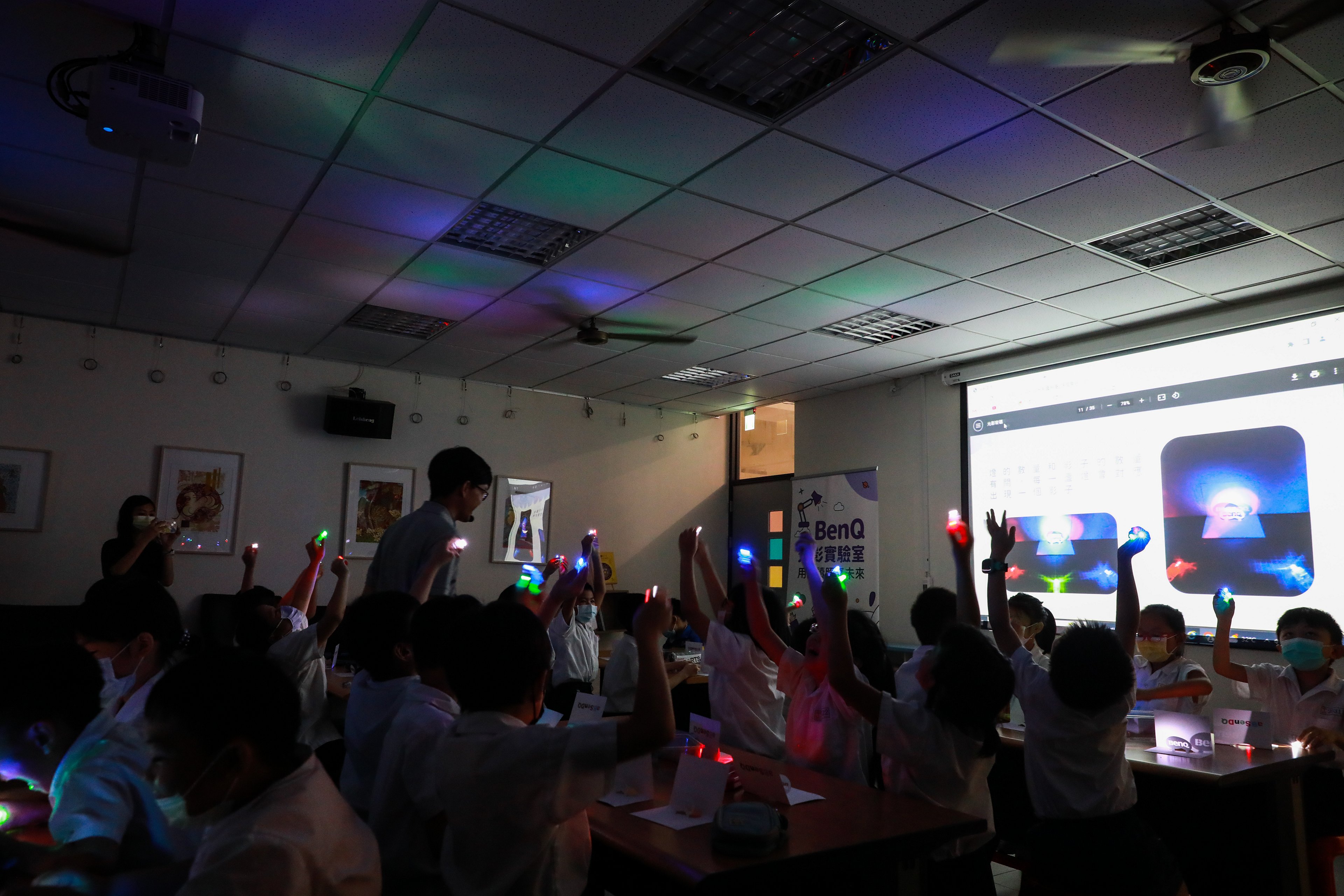 （圖說：現場一關燈，孩子們更專注於觀察手電筒發出的色光。）