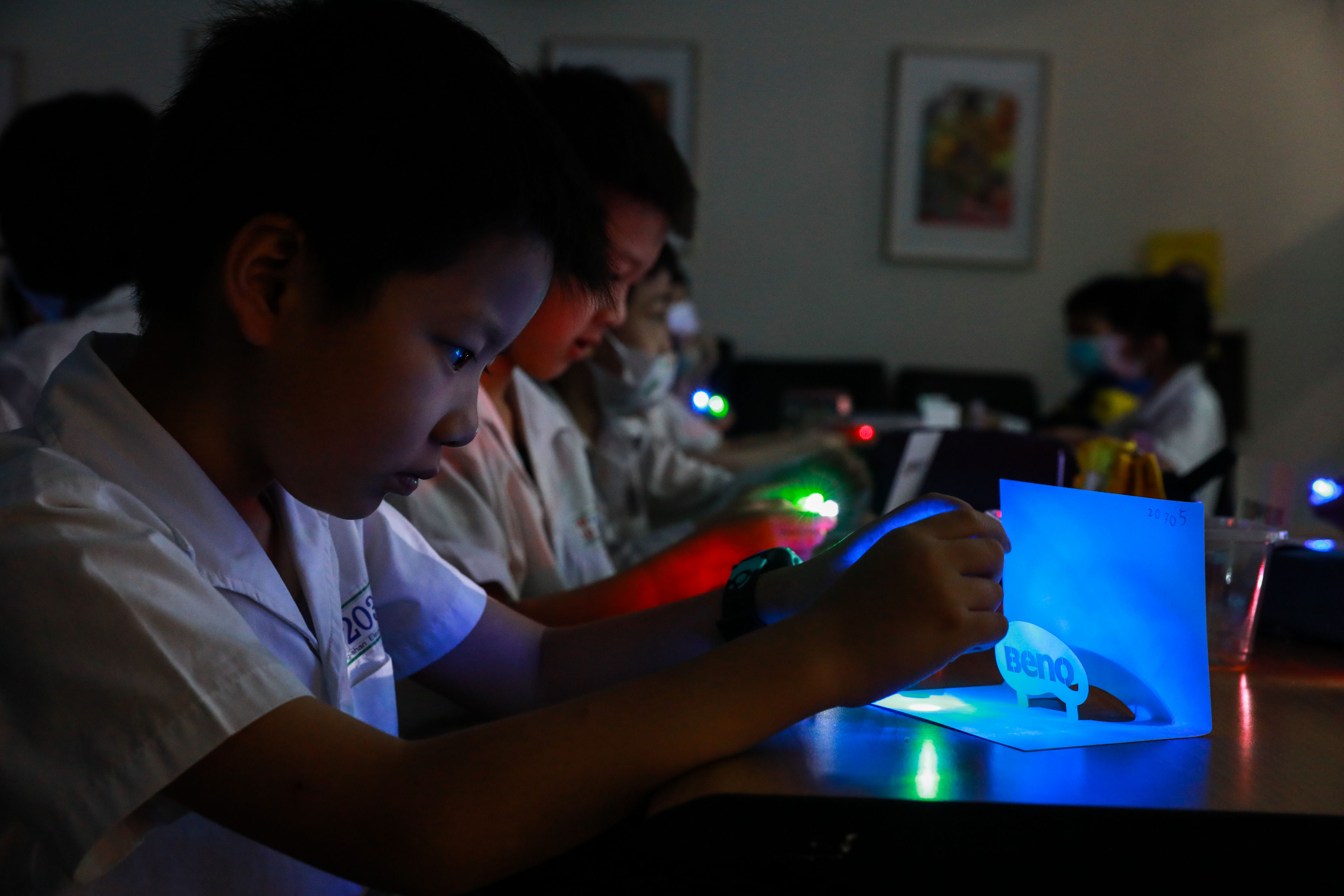 （圖說：一場可以動手做的『光影實驗課』，讓孩子們更了解『光』的特性與『照明』的重要。）
