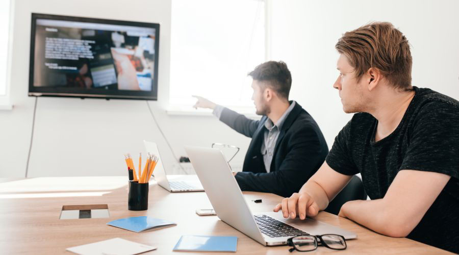 Using laptop to wirelessly stream content to a TV in a meeting room