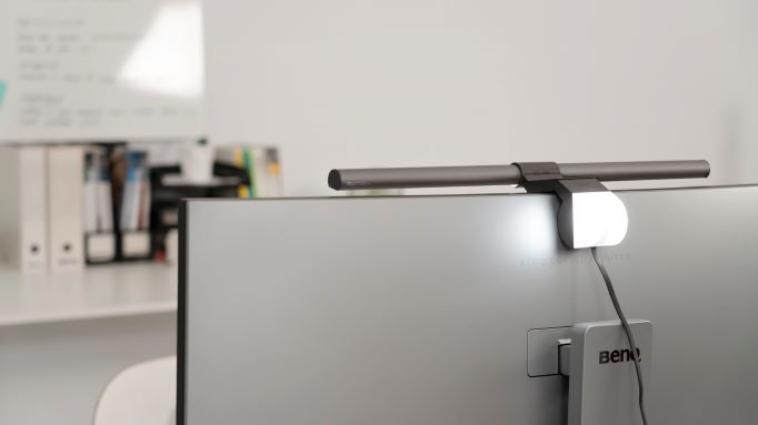 Die BenQ ScreenBar Halo sorgt mit ihrem Front- und Backlight für ein angenehmes Lichtambiente.