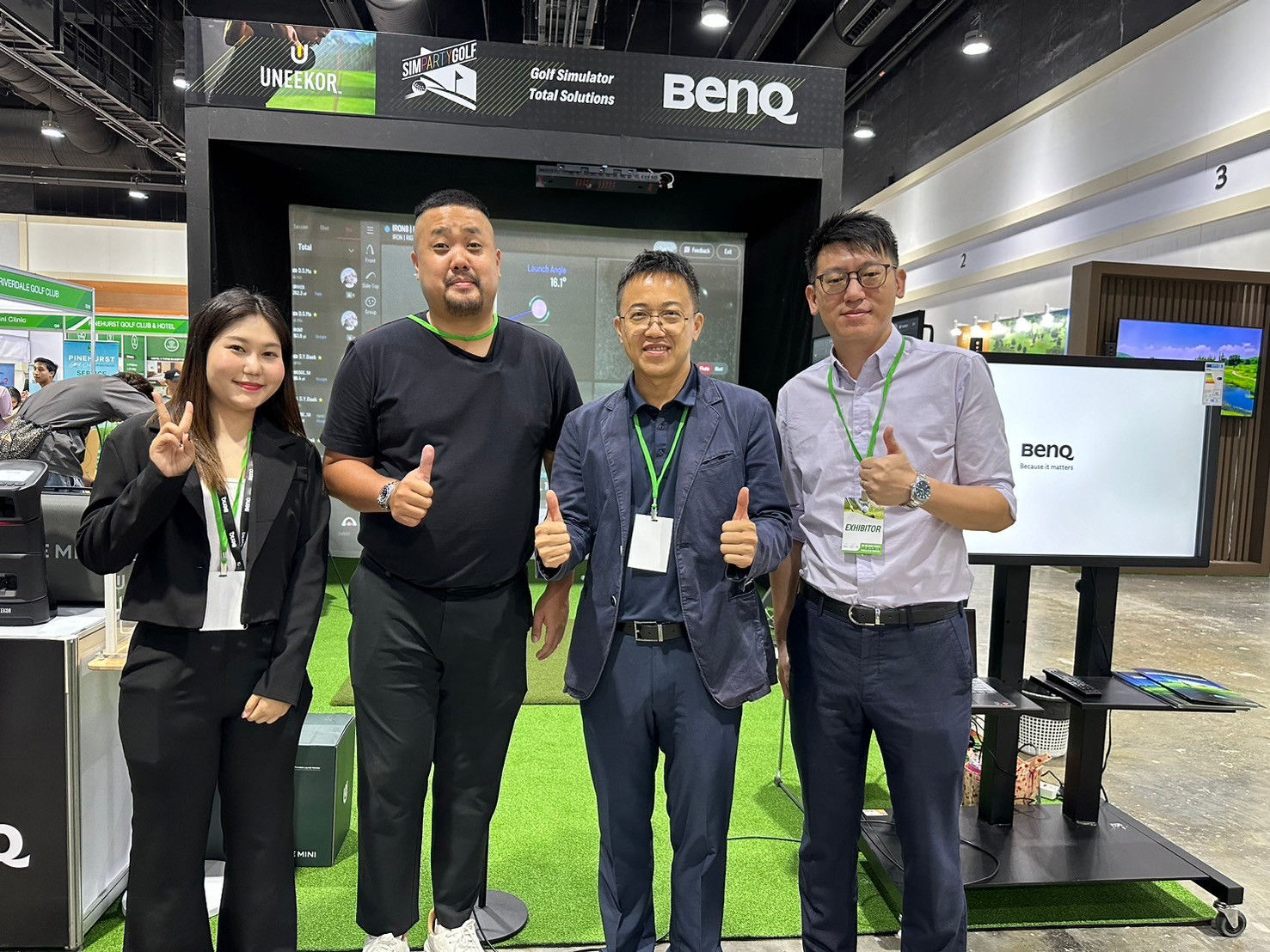 The event received positive feedback from a diverse range of attendees, including DJ 'Art' Marut Chuenchomboon, a well-known DJ and golf enthusiast, and professional Thai golfer 'Jet' Sattaya Supupramai, who both experienced the high-quality LK936ST projector.