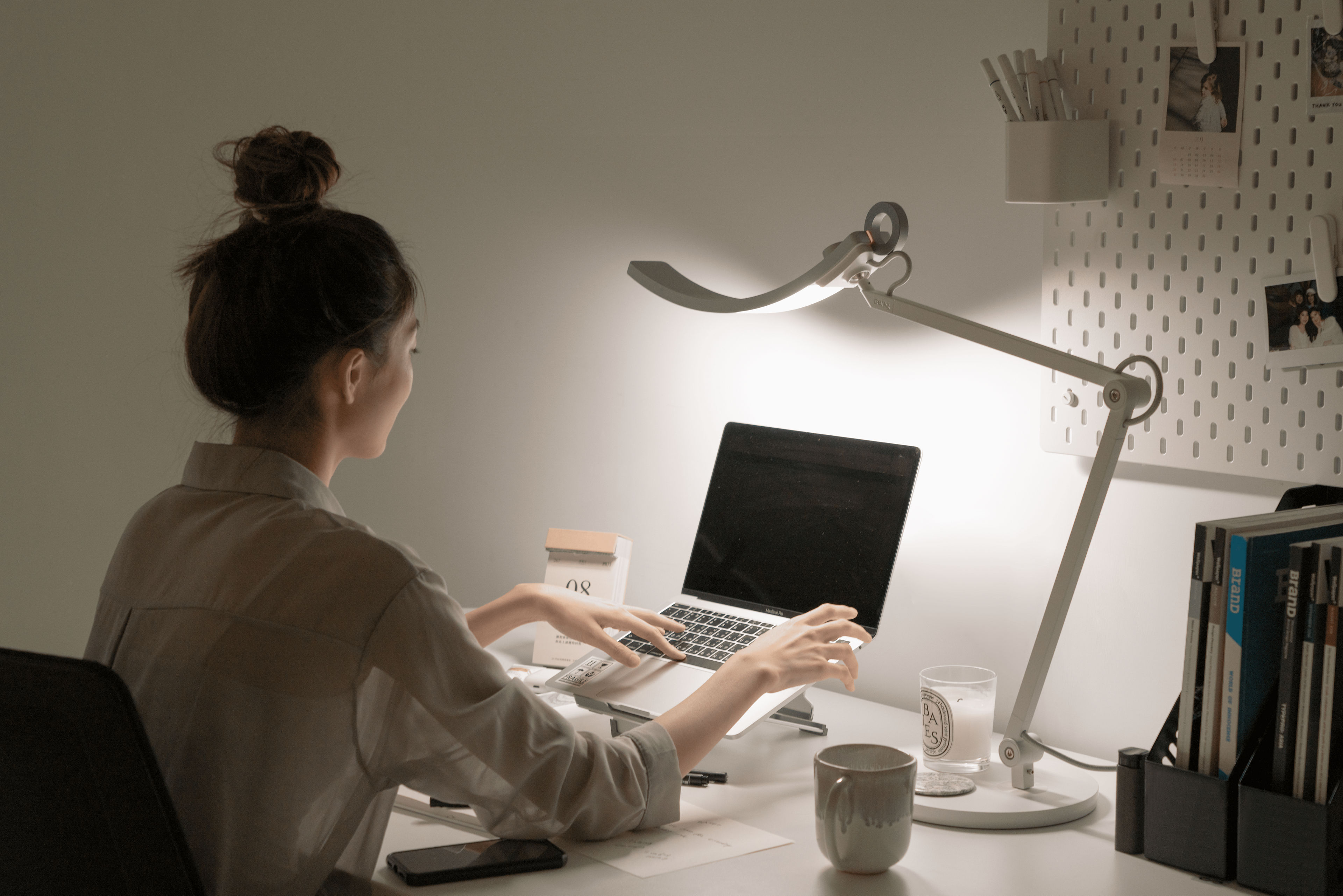 BenQ ScreenBar e-Reading LED Task Lamp Review - Premium Light for