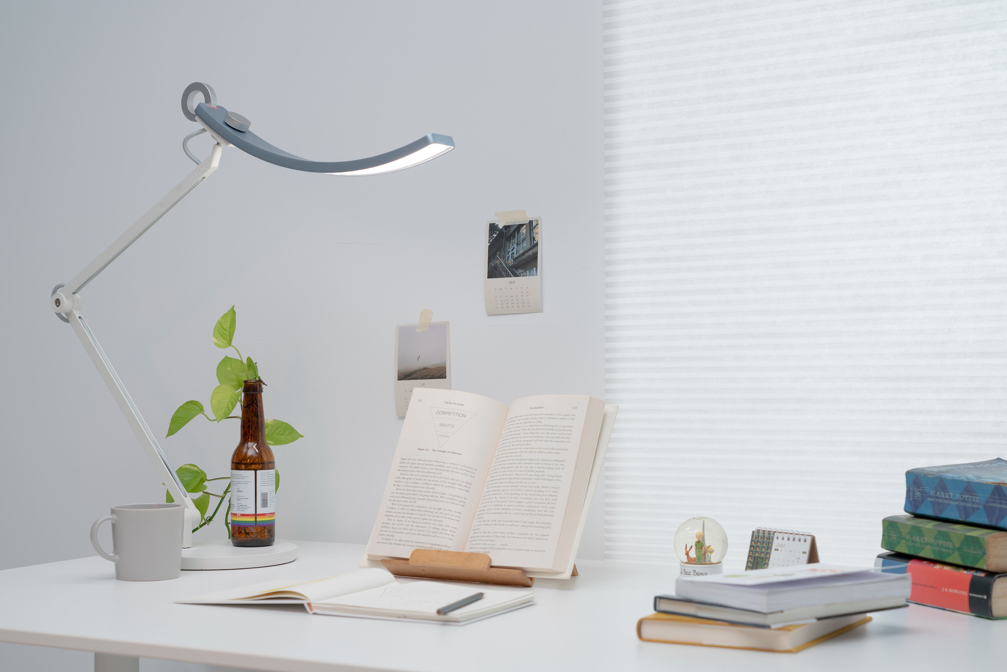 Schreibtischlampe mit ultraweiter Beleuchtung