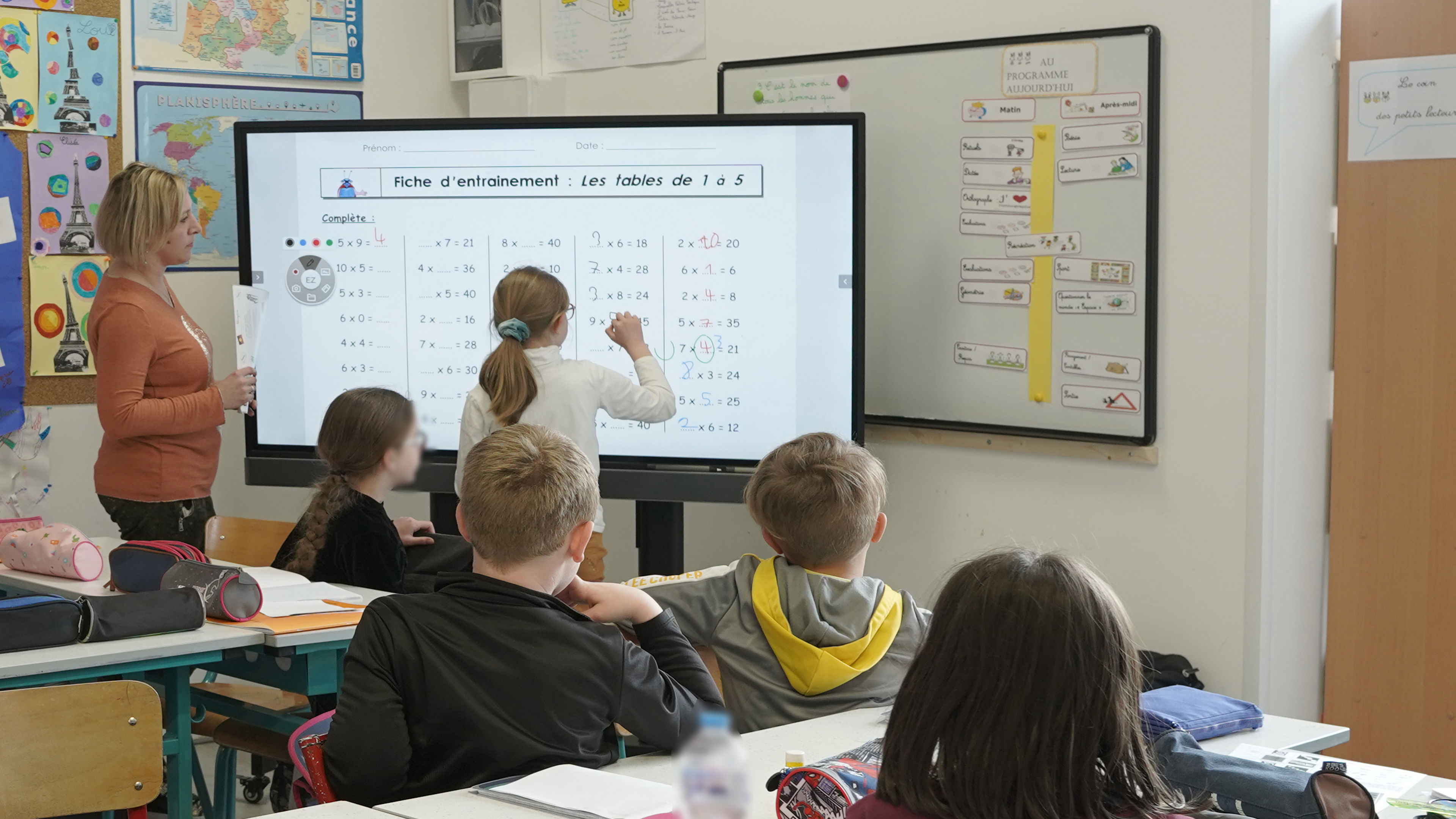 Sacré Coeur Pupils, following a math class on BenQ IFP