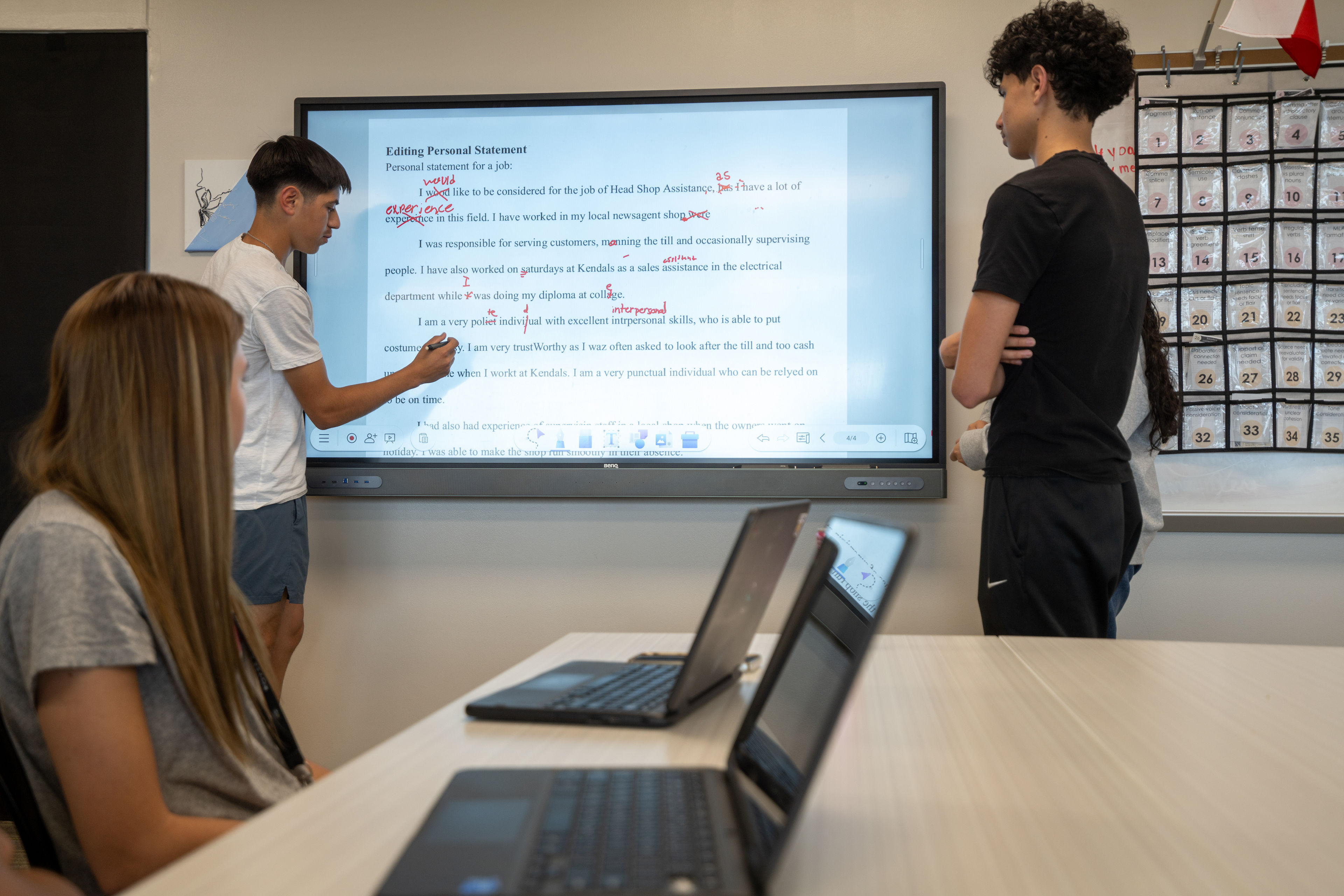 Students collaborating with BenQ EZWrite whiteboarding software