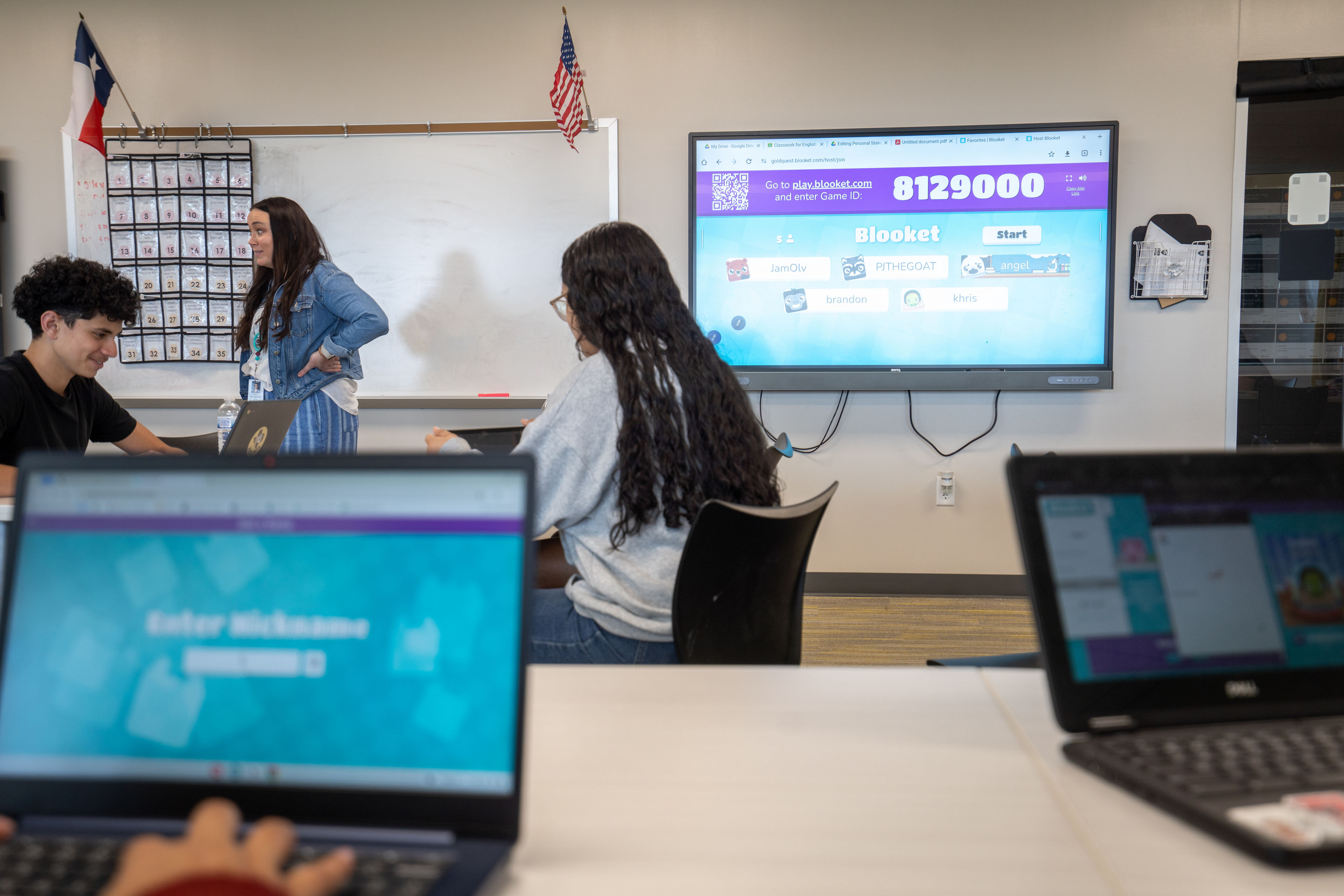 Classroom screen sharing with InstaShare 2 on BenQ Interactive Display