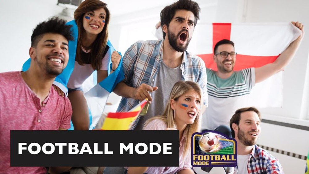 Vrienden kijken naar een spannende voetbalwedstrijd samen met de Football Picture Mode en de Football Sound Mode van BenQ TH683.