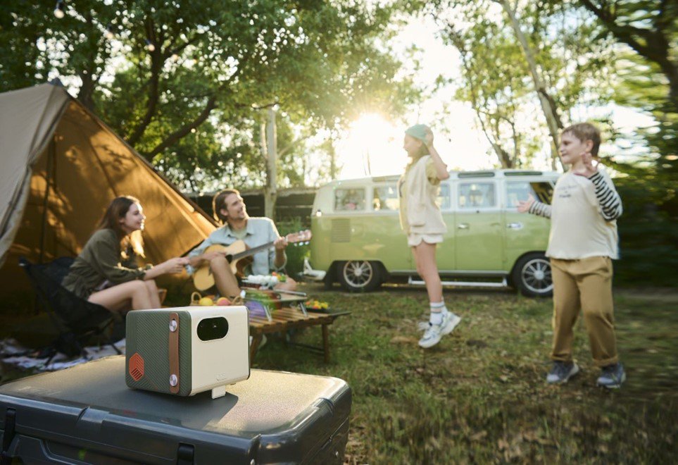 Verschönere deinen Sommer mit dem tragbaren Outdoor Beamer BenQ GS50