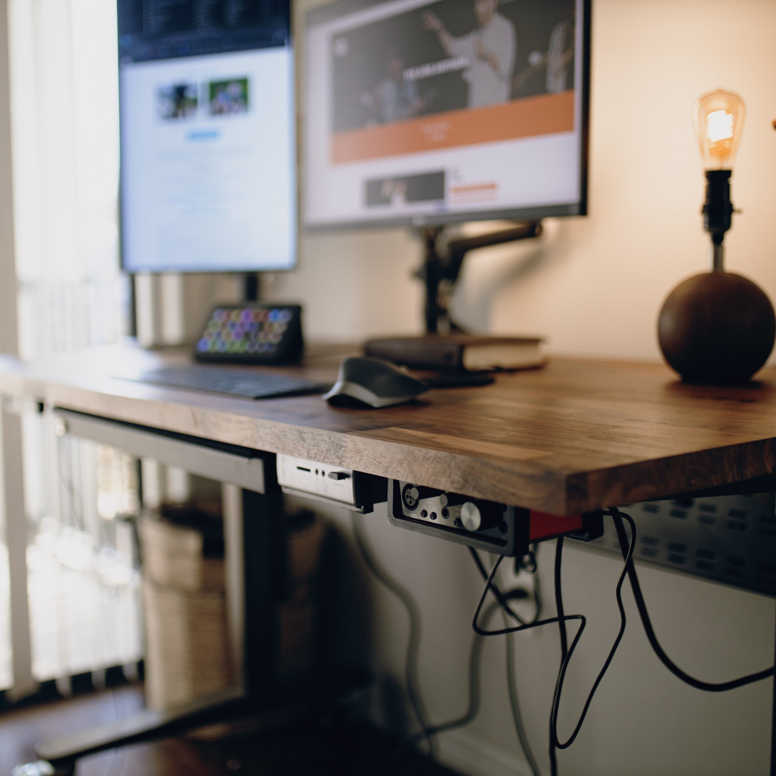 pc game room with gaming desk