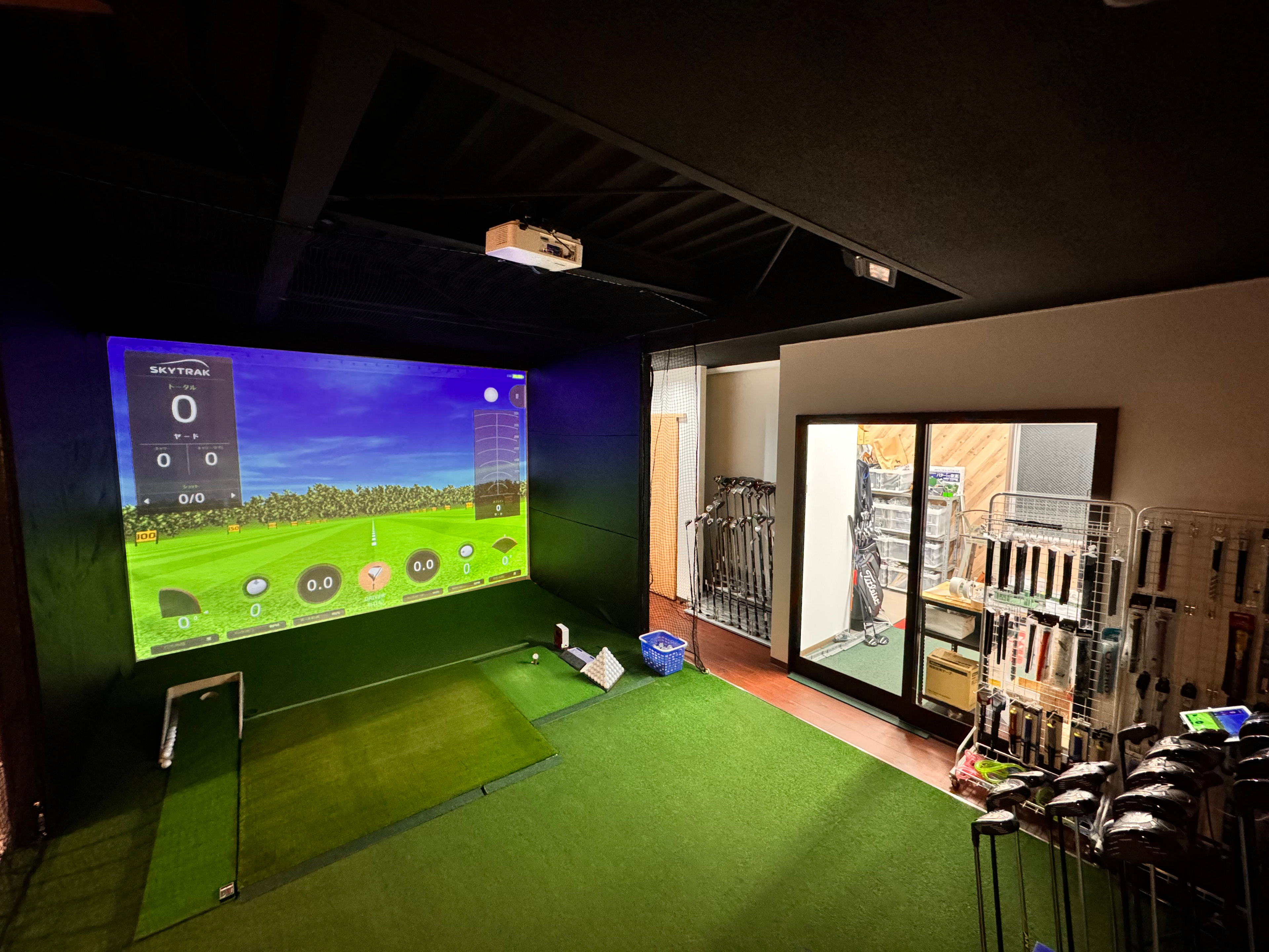 Realistic golf experience with BenQ's LH820ST projector