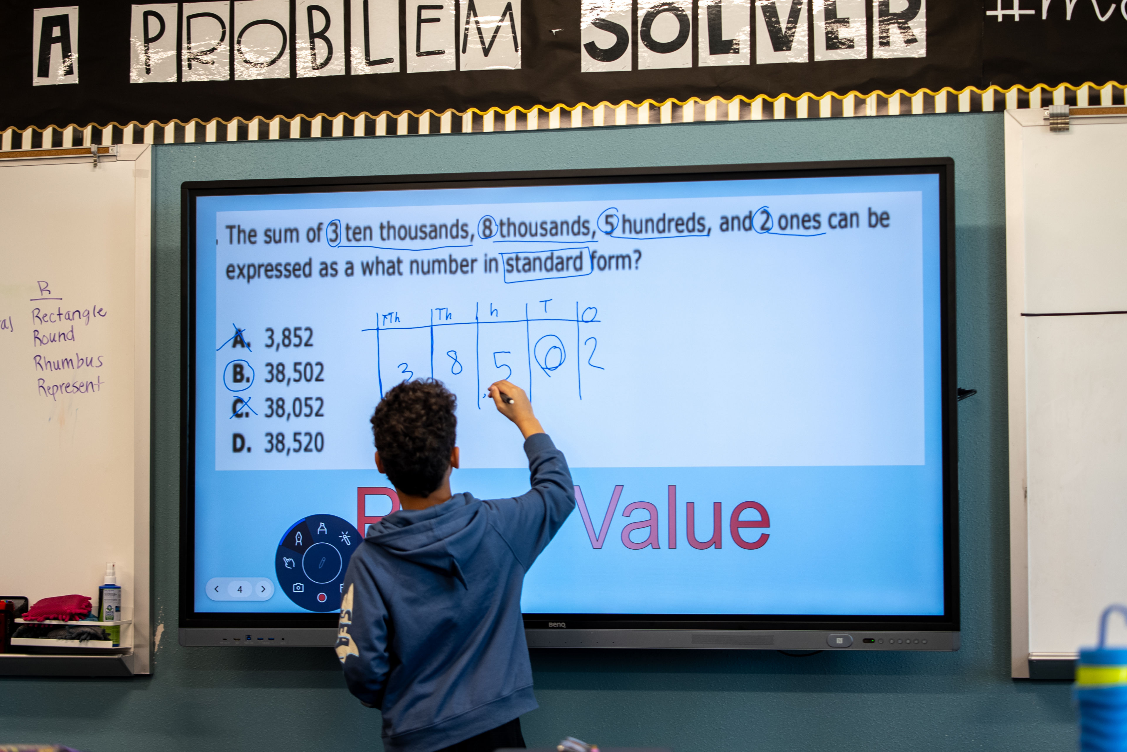 Students collaborating with BenQ EZWrite whiteboarding software