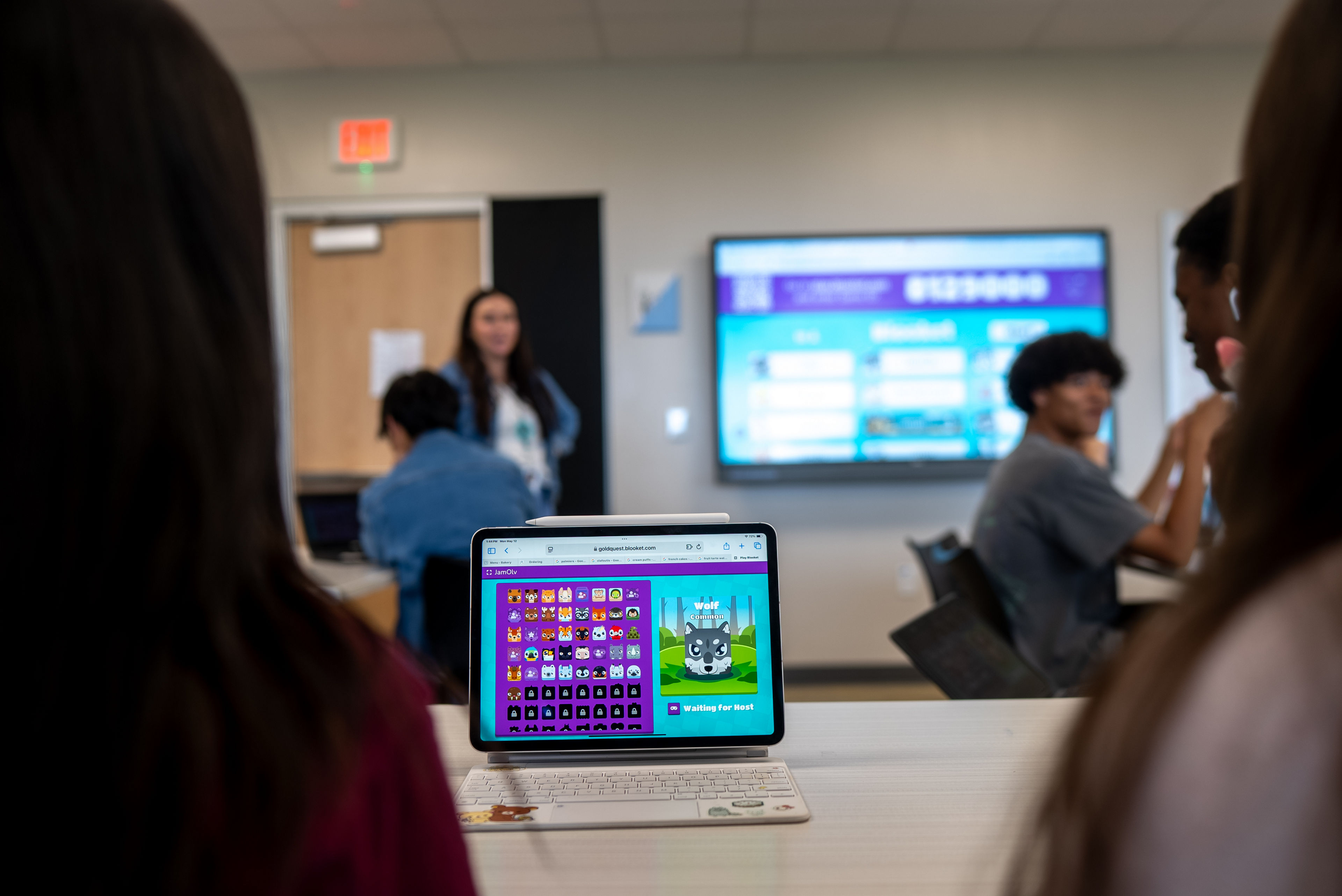 Classroom screen sharing with InstaShare 2 on BenQ Interactive Display