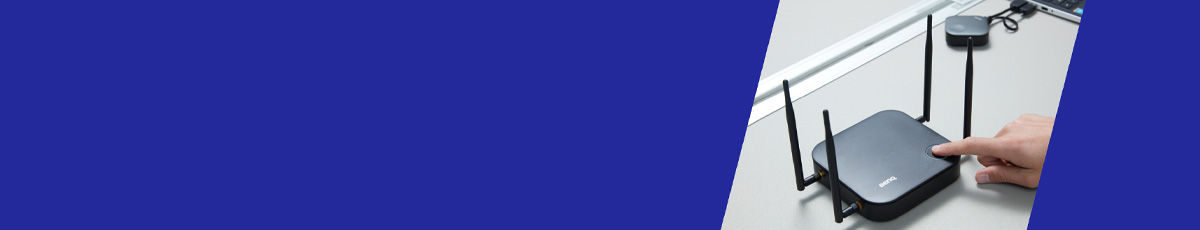 gospodarz InstaShow z palcem na jego przycisku