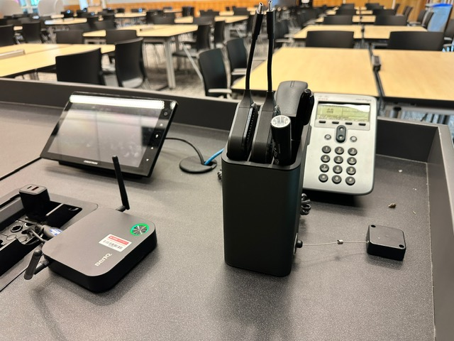 BenQ InstaShow WDC10 wireless presentation system with HDMI and USB-C pucks