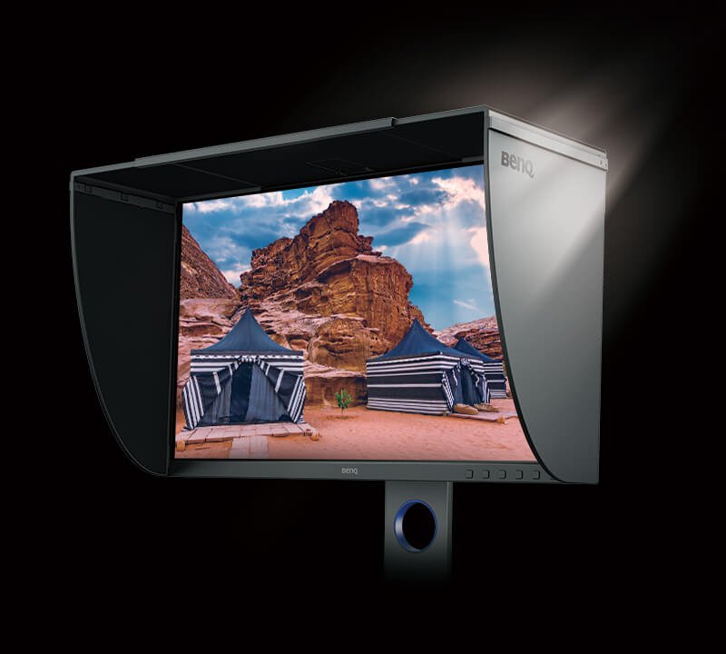 写真編集モニターの「SW270C」は取り外し可能な遮光フード（横のみ）を装備。周辺光の影響で発生する画面のグレアを効果的に軽減し、プロフェッショナルな作業には欠かせない、優れた色精度を確保します。