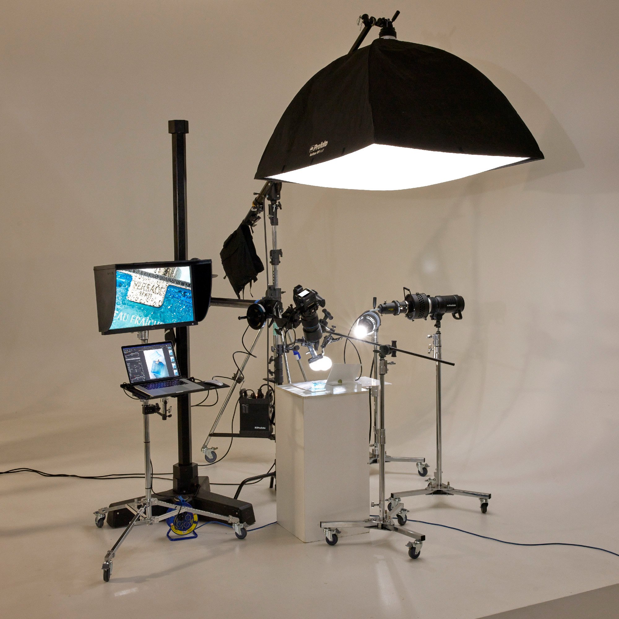 The complete set up with monitor moved into position close to the camera