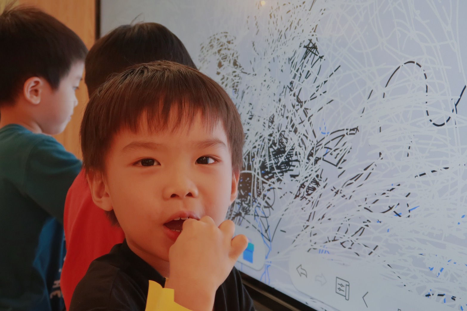 BenQ 大屏都鍍上奈米銀離子配方的觸控螢幕，接觸後可殺死 99.9% 的常見細菌