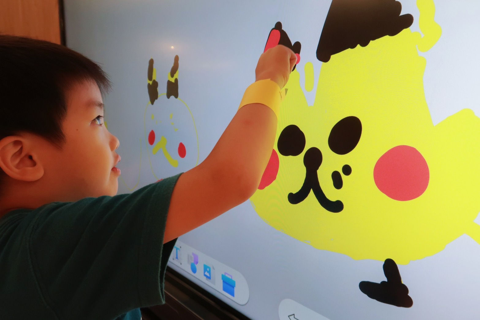 BenQ 大屏符合 Eyesafe 2.0 標準，最大程度地減少藍光，保護眼睛健康