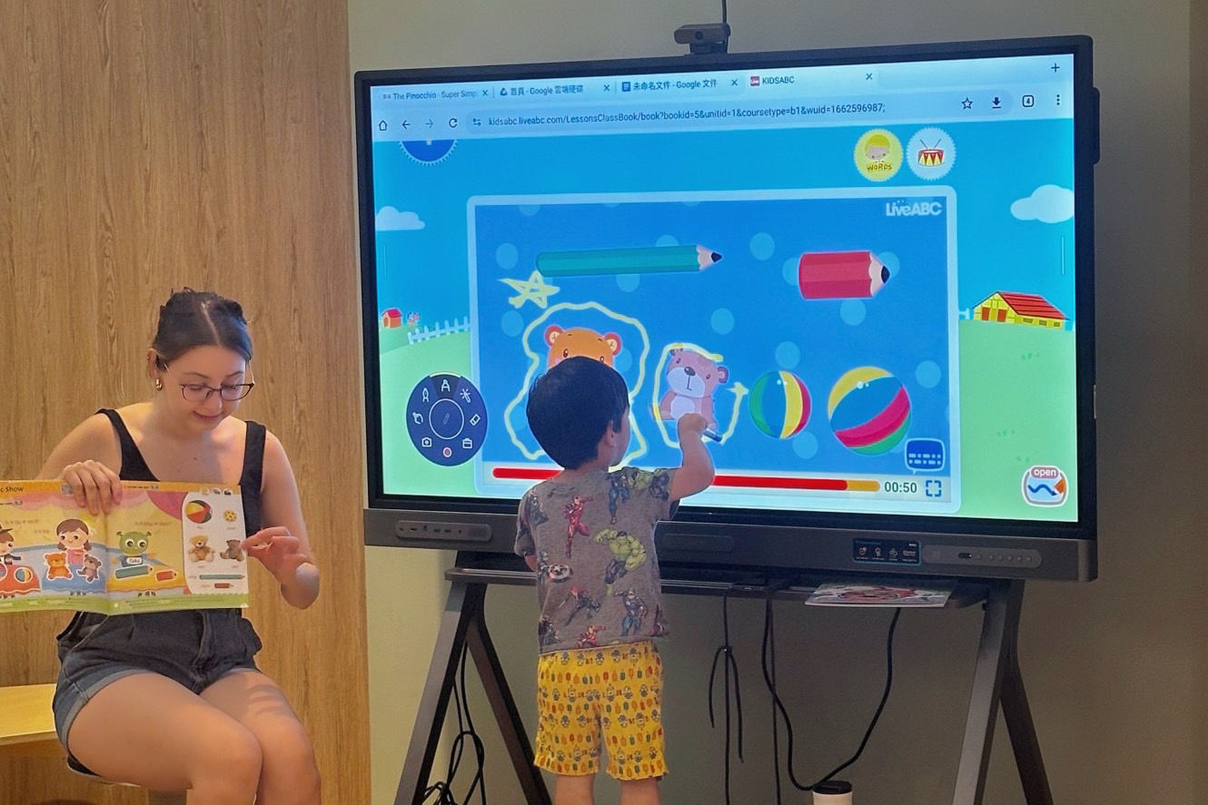 BenQ 大屏還支持多種多媒體素材，包括動畫、影片和互動遊戲，使課程內容變得生動有趣