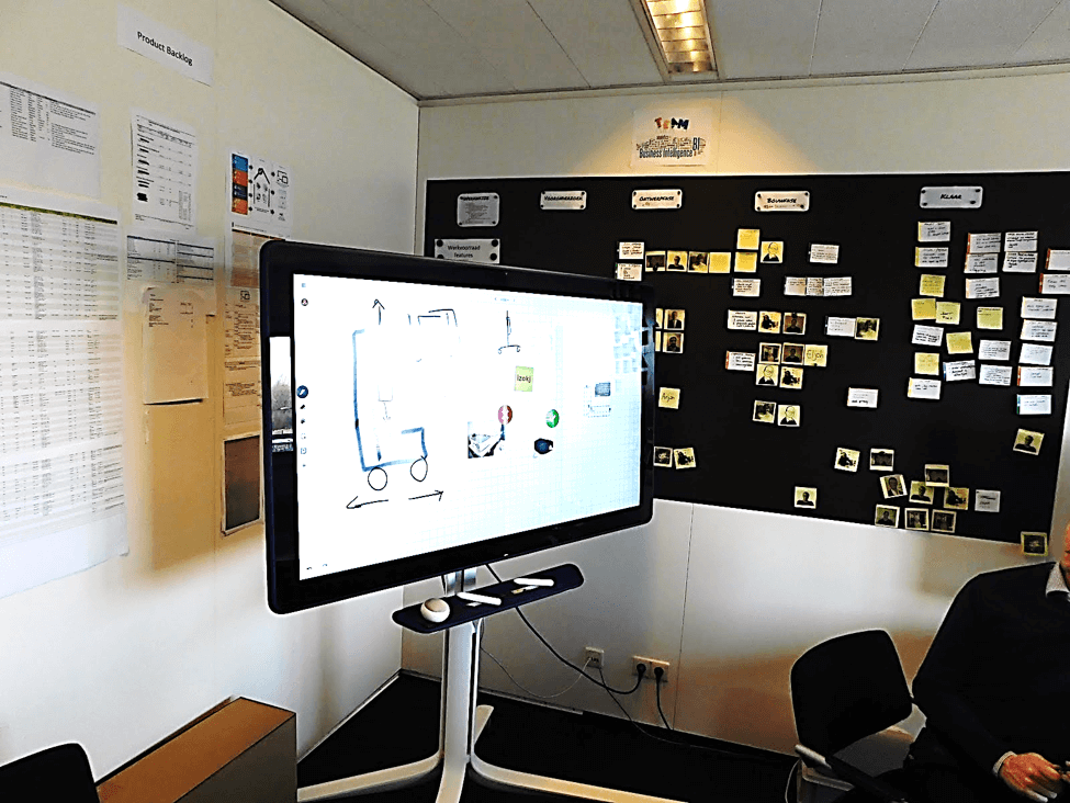  Unlike traditional whiteboards, Jamboard offers nearly unlimited space for brainstorming. 